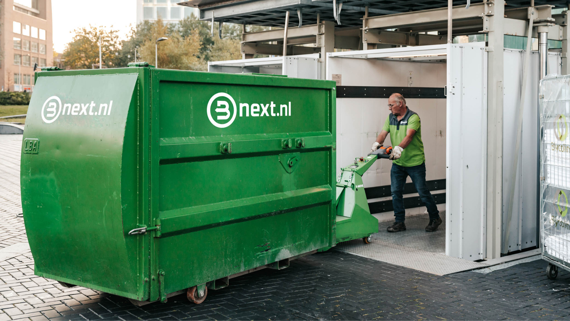 perscontainer komt uit goederenlift