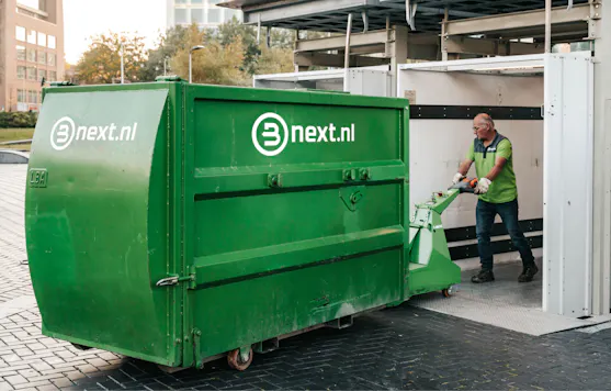 perscontainer komt uit goederenlift