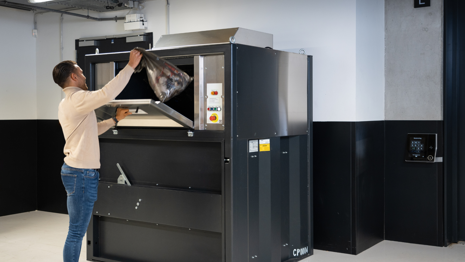 Vuilnis wordt in de Impress afvalpers geworpen