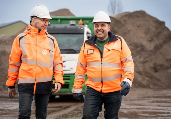 Chauffeurs op een recycle terrein