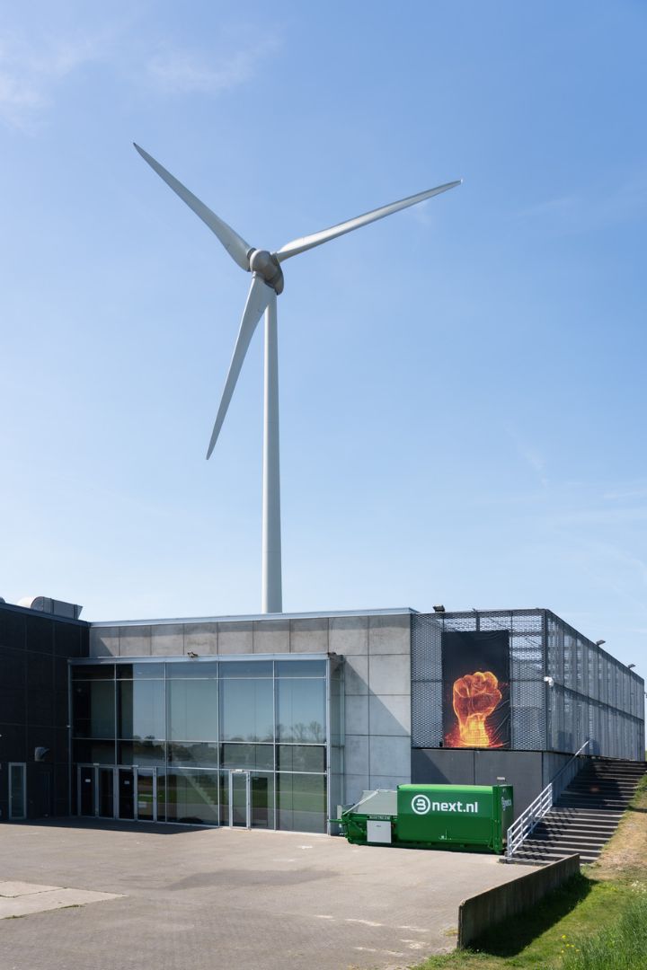 Grote perscontainer op locatie