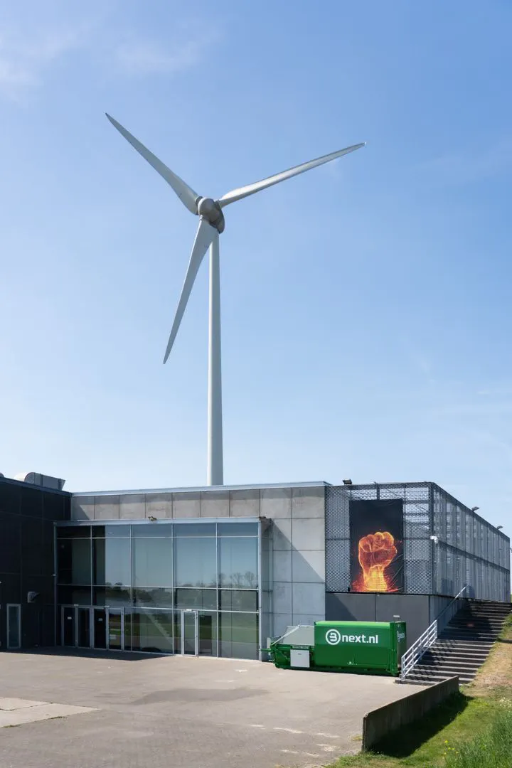 Grote perscontainer op locatie