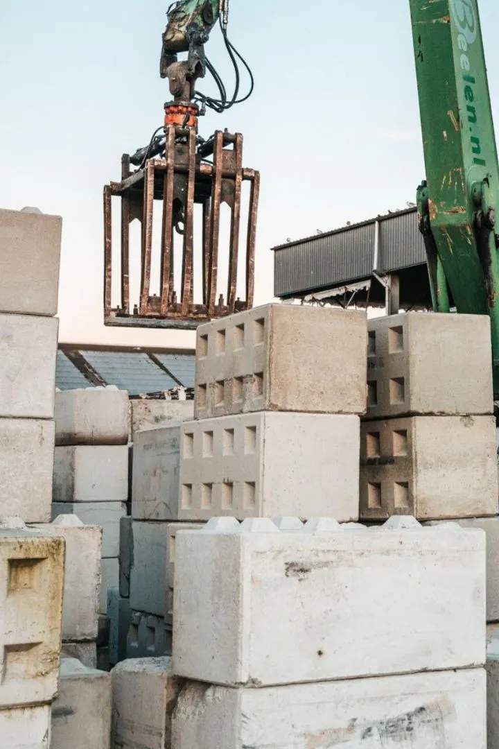 Een aantal betonblokken