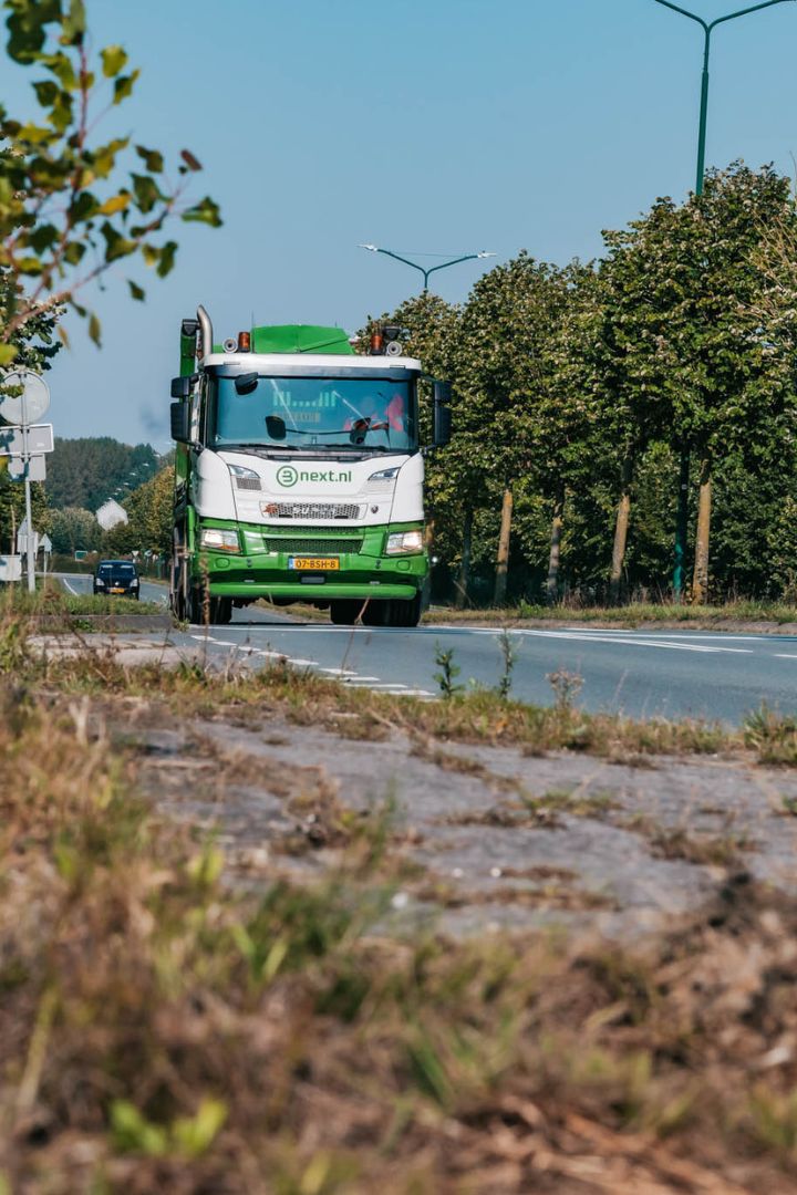Vrachtwagen rijdt op de weg