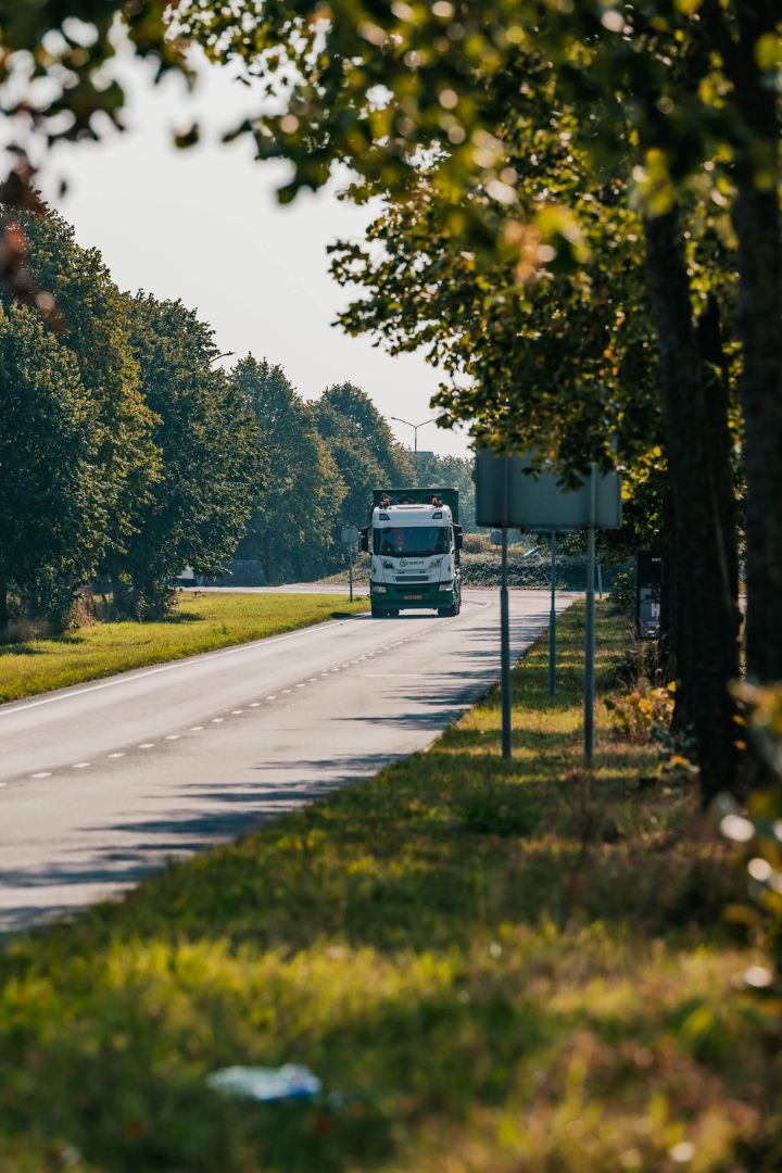 Een vrachtwagen van Bnext.nl in een groene omgving