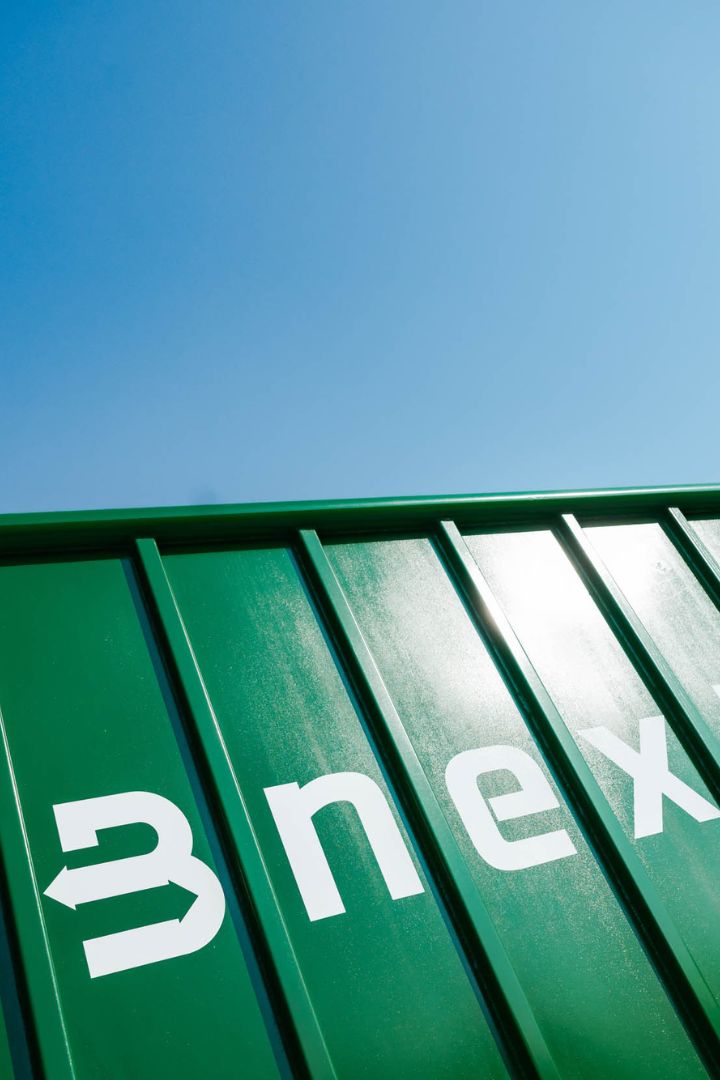 Een foto van een container met Bnext.nl logo