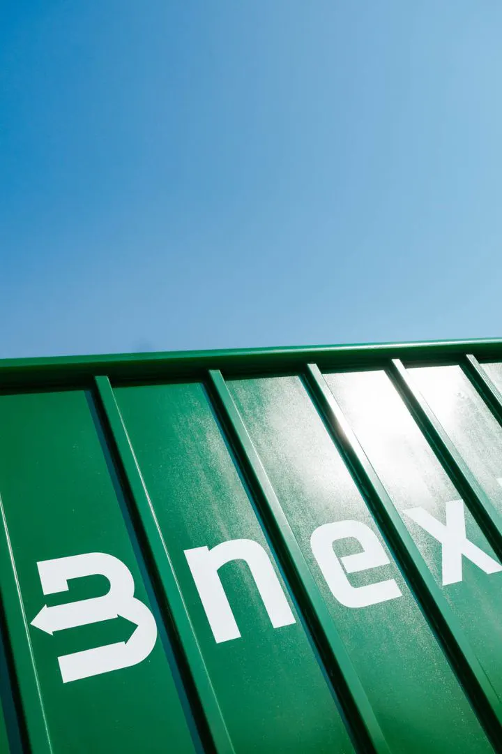 Een foto van een container met Bnext.nl logo