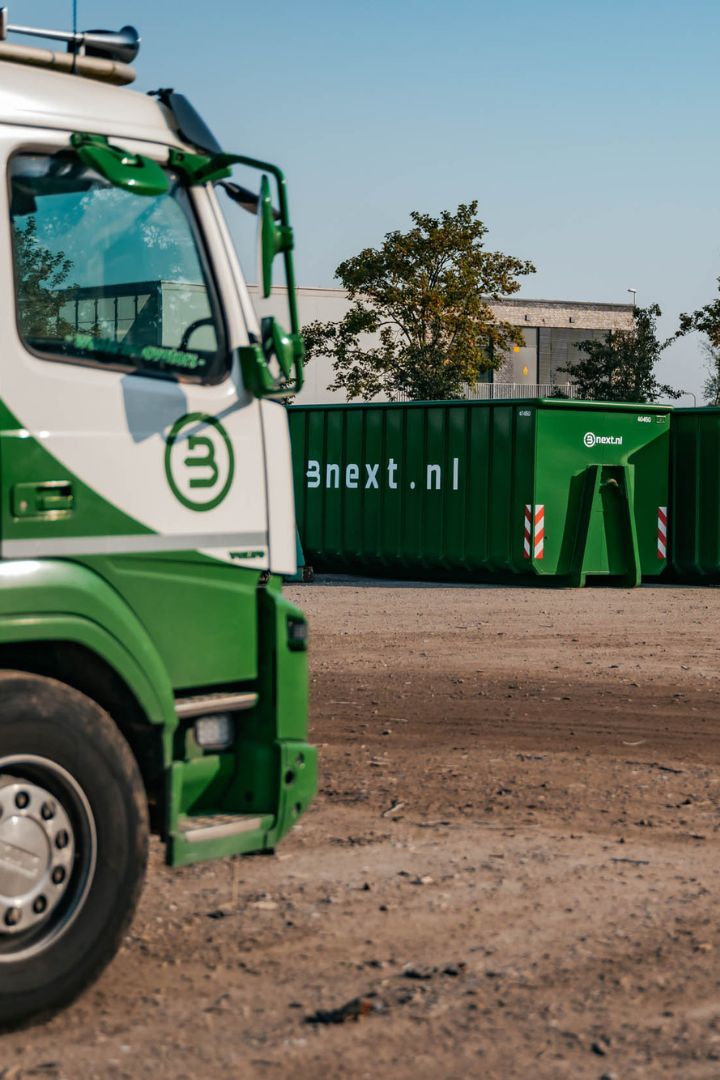 een algemene foto van een vrachtwagen op de voorgrond en in de achtergrond een container