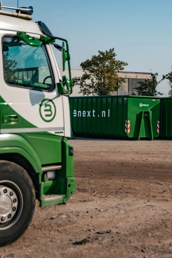 een algemene foto van een vrachtwagen op de voorgrond en in de achtergrond een container