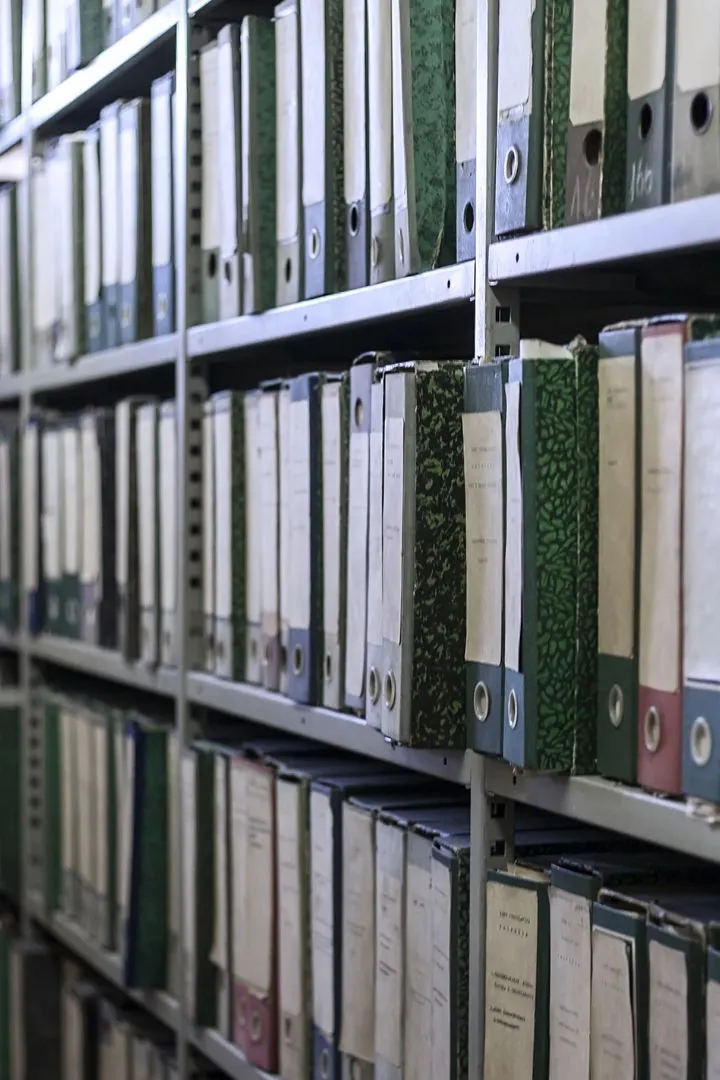 Voorbeeld van vertrouwelijk archief: een kast in een kantoor met mappen