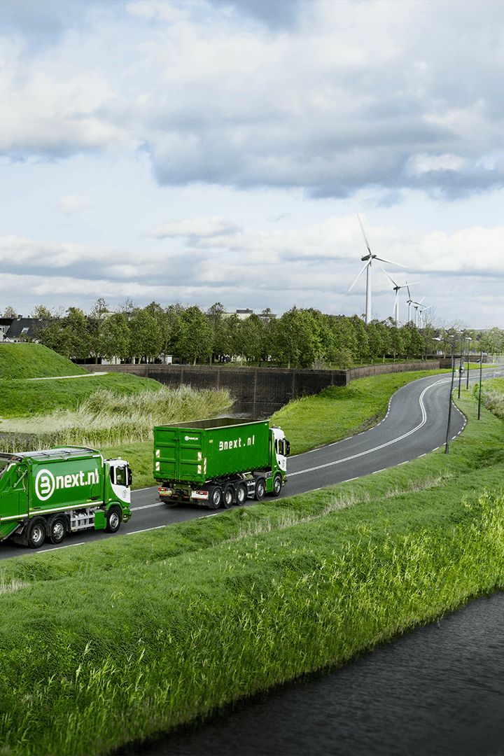 Vrachtwagens rijden in een groene omgeving