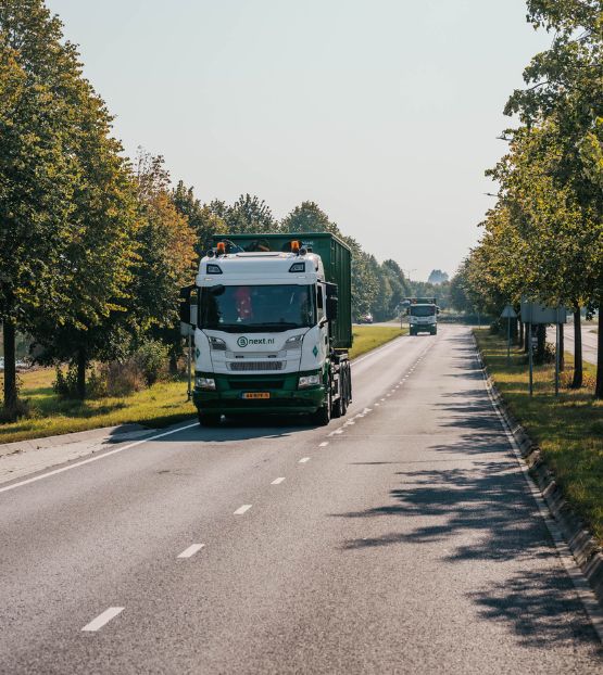 Bnext.nl vrachtwagen rijdt in een groene omgeving