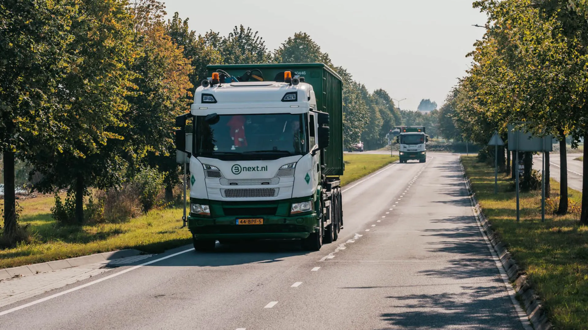 Bnext.nl vrachtwagen rijdt in een groene omgeving