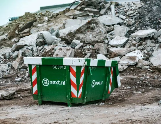 Een container voor een berg mengpuin