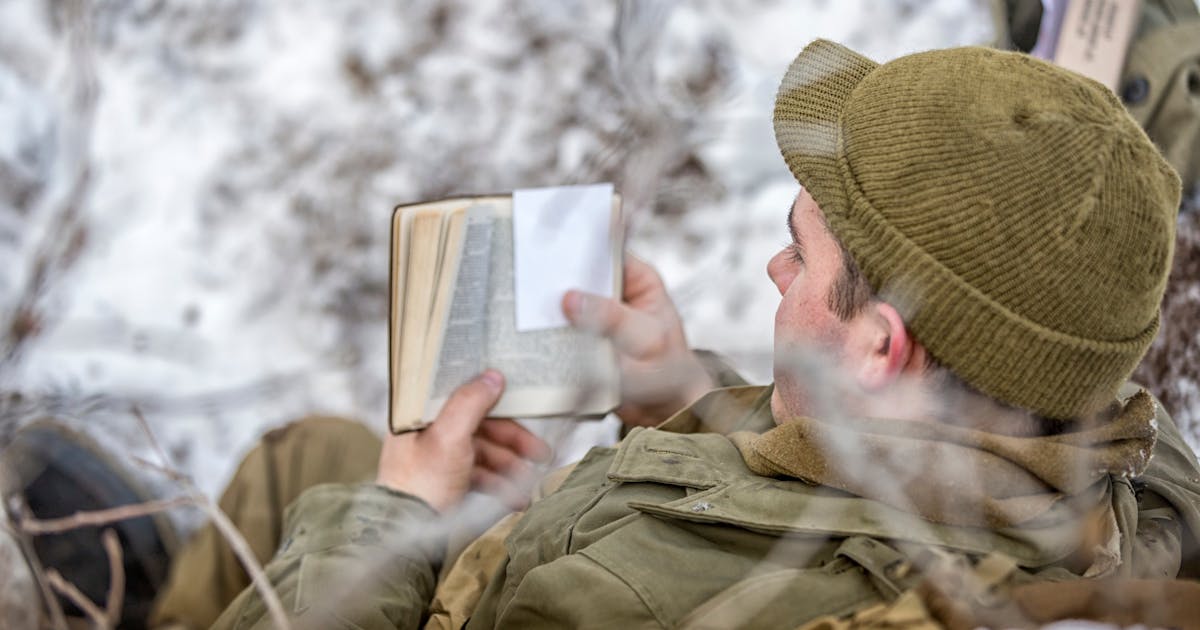 Читает армейская. Солдат с Библией. Солдат молится. Солдат читает. Солдат читает книгу.