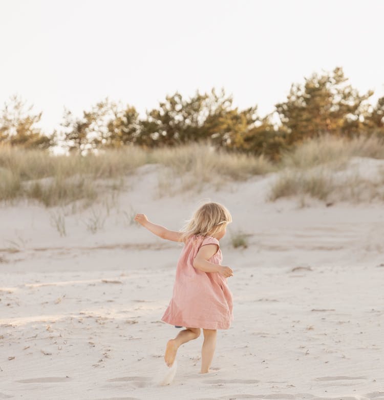 Flicka springer på stranden