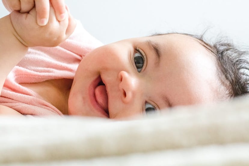 Hvornår skal man begynde at børste tænder på en baby?