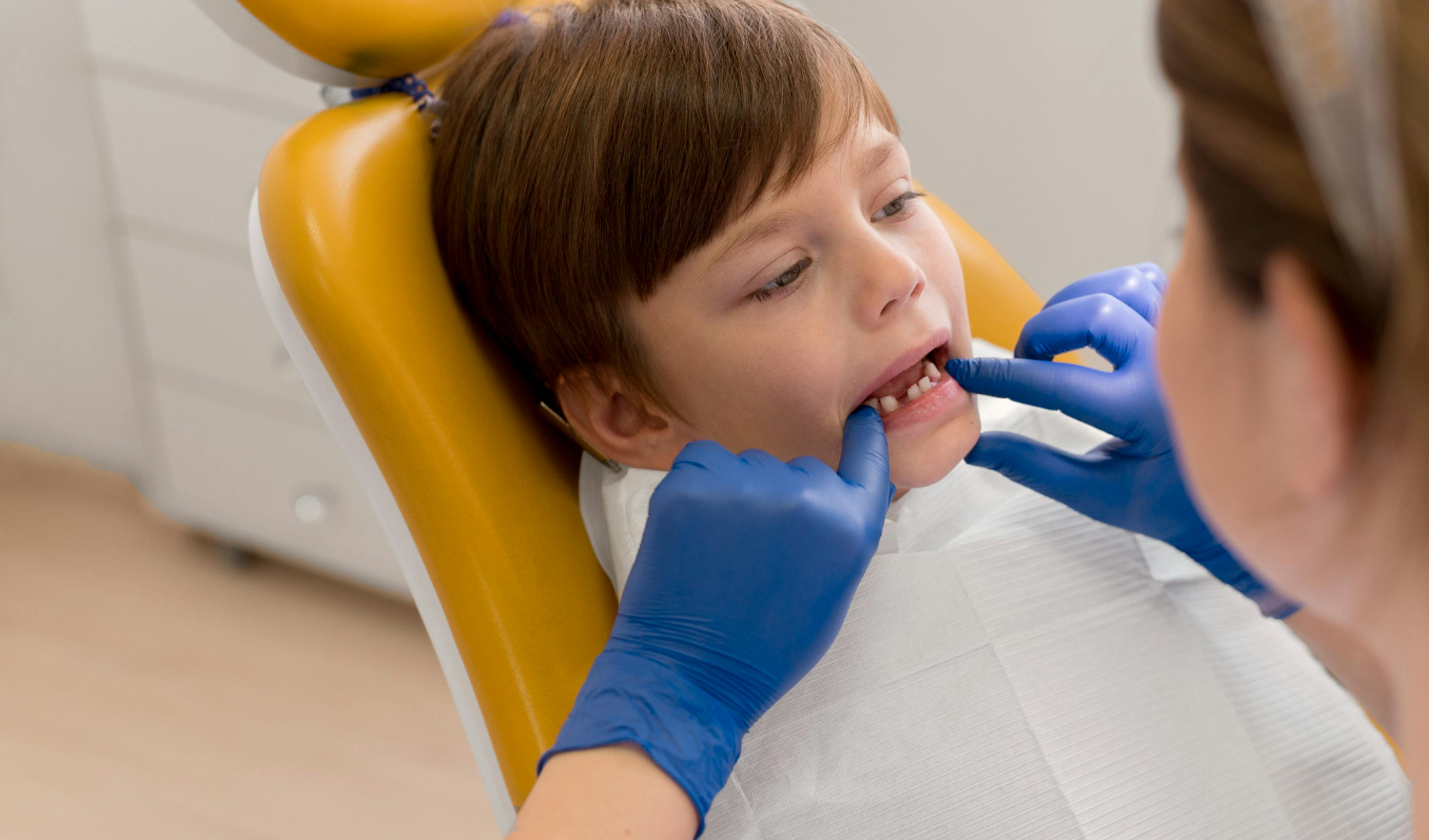 Dientes de leche niño