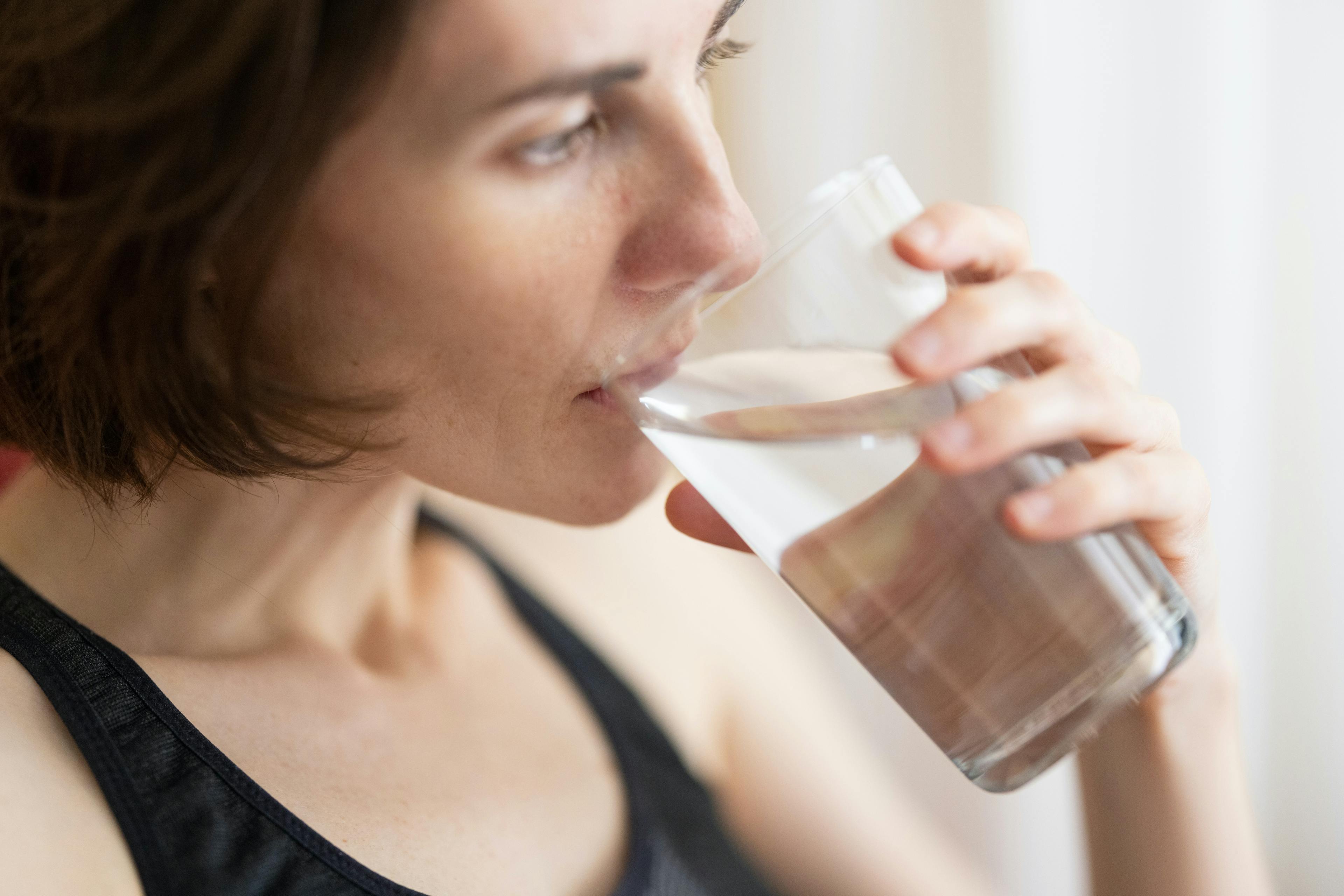 mujer tomando agua