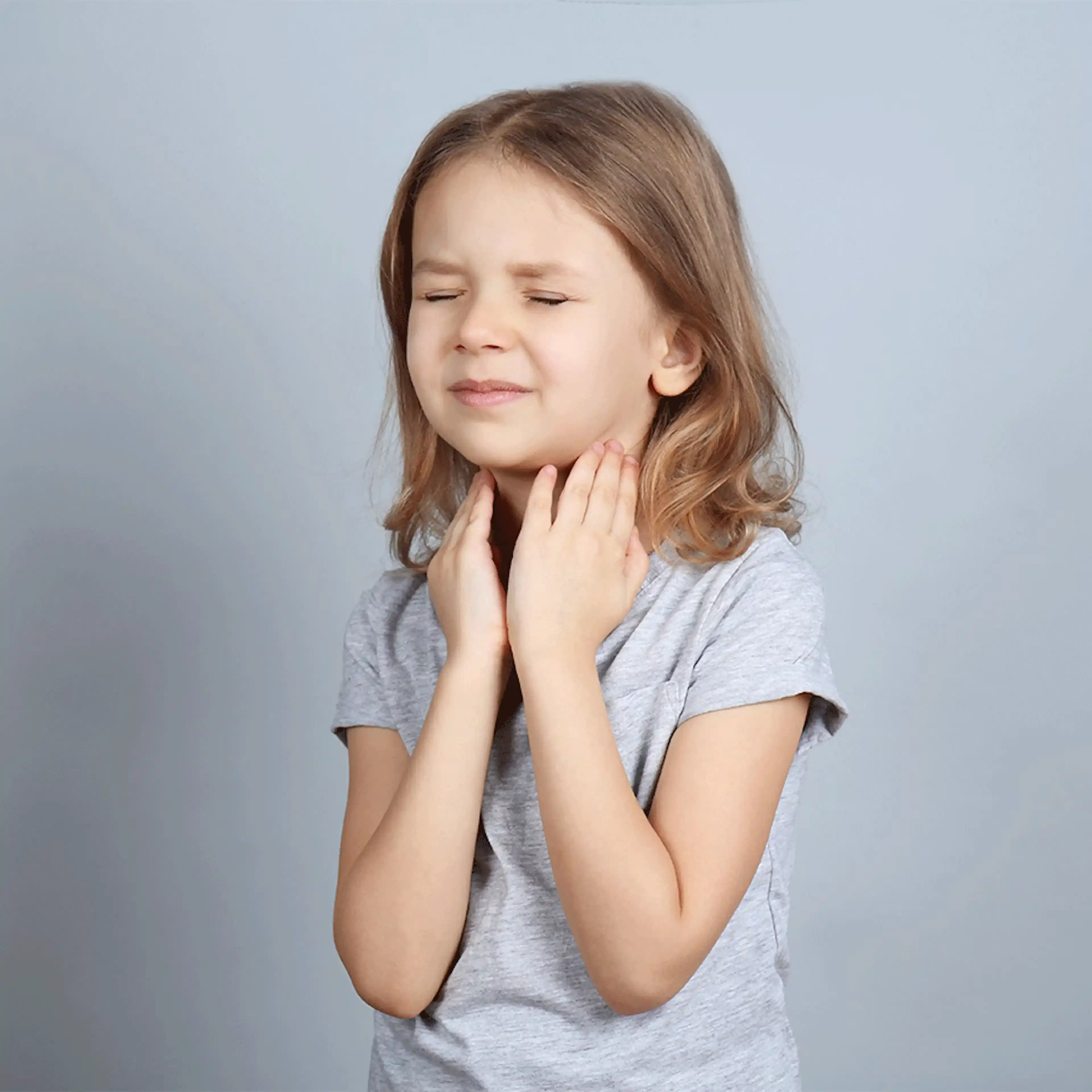 Meisje die haar keel vasthoudt vanwege de pijn laryngitis