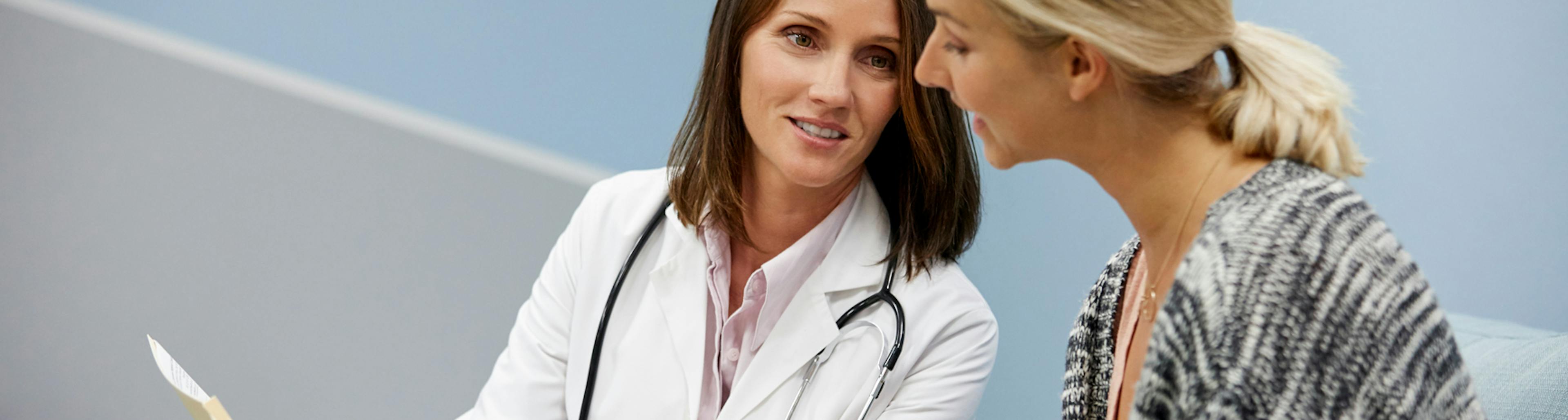 Paziente che si fa visitare per scongiurare un eventuale rischio cardiovascolare causato da livelli elevati di colesterolo cattivo