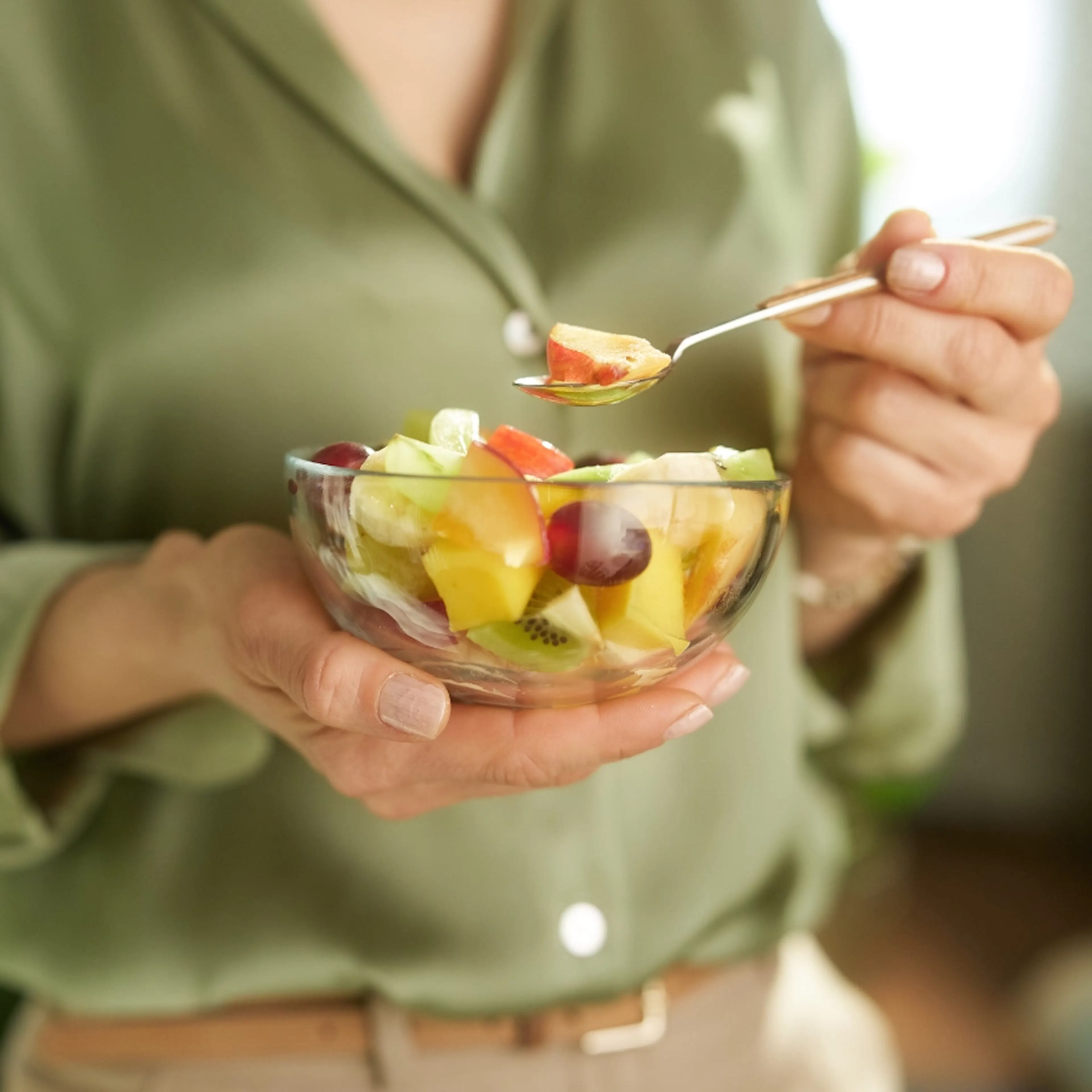 Assiette de fruits colorés riches en vitamines et antioxydants pour la peau