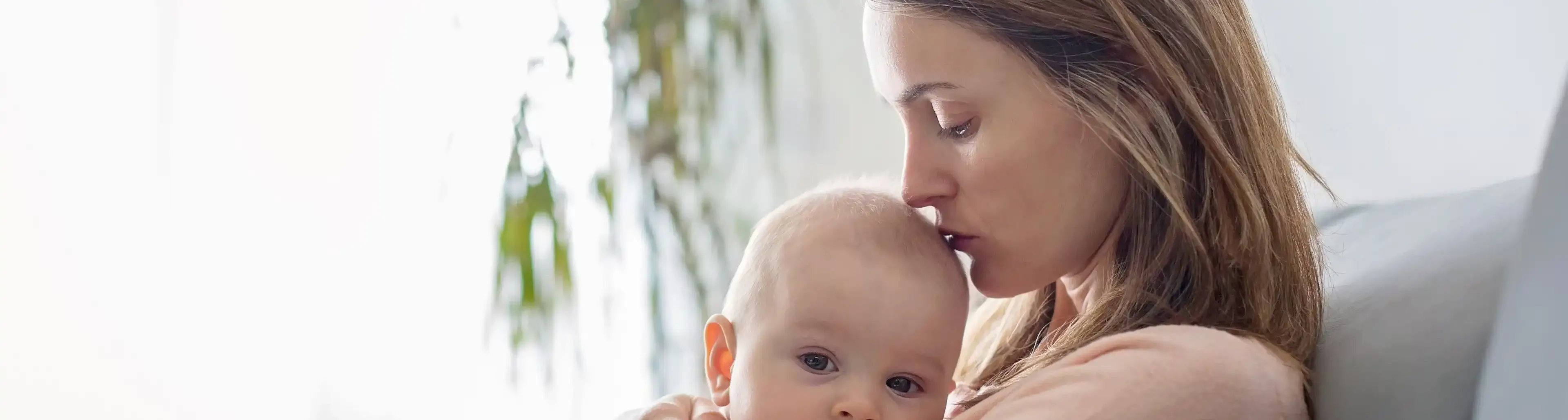 Bébé sur les genoux de sa maman 