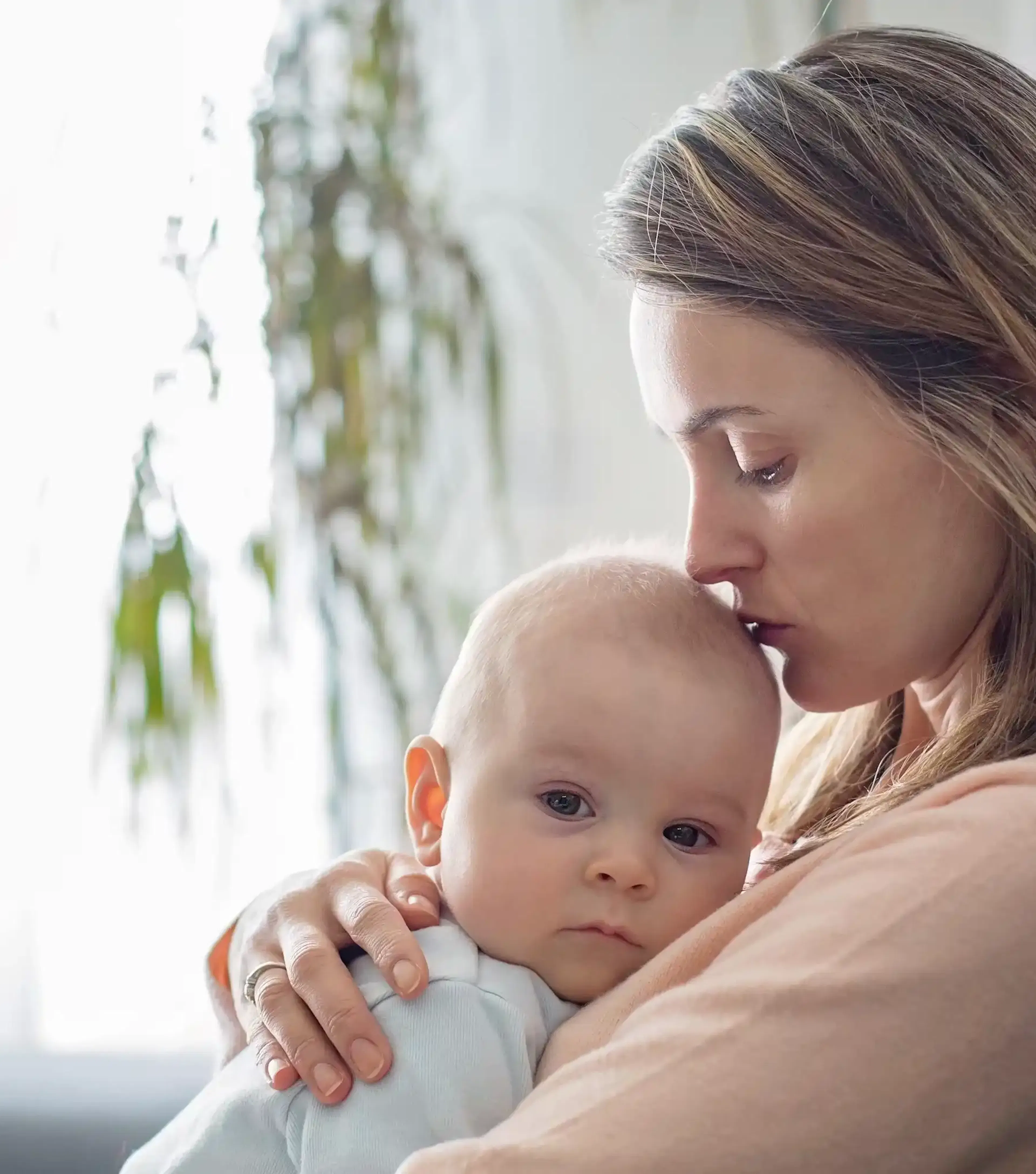 Bébé sur les genoux de sa maman