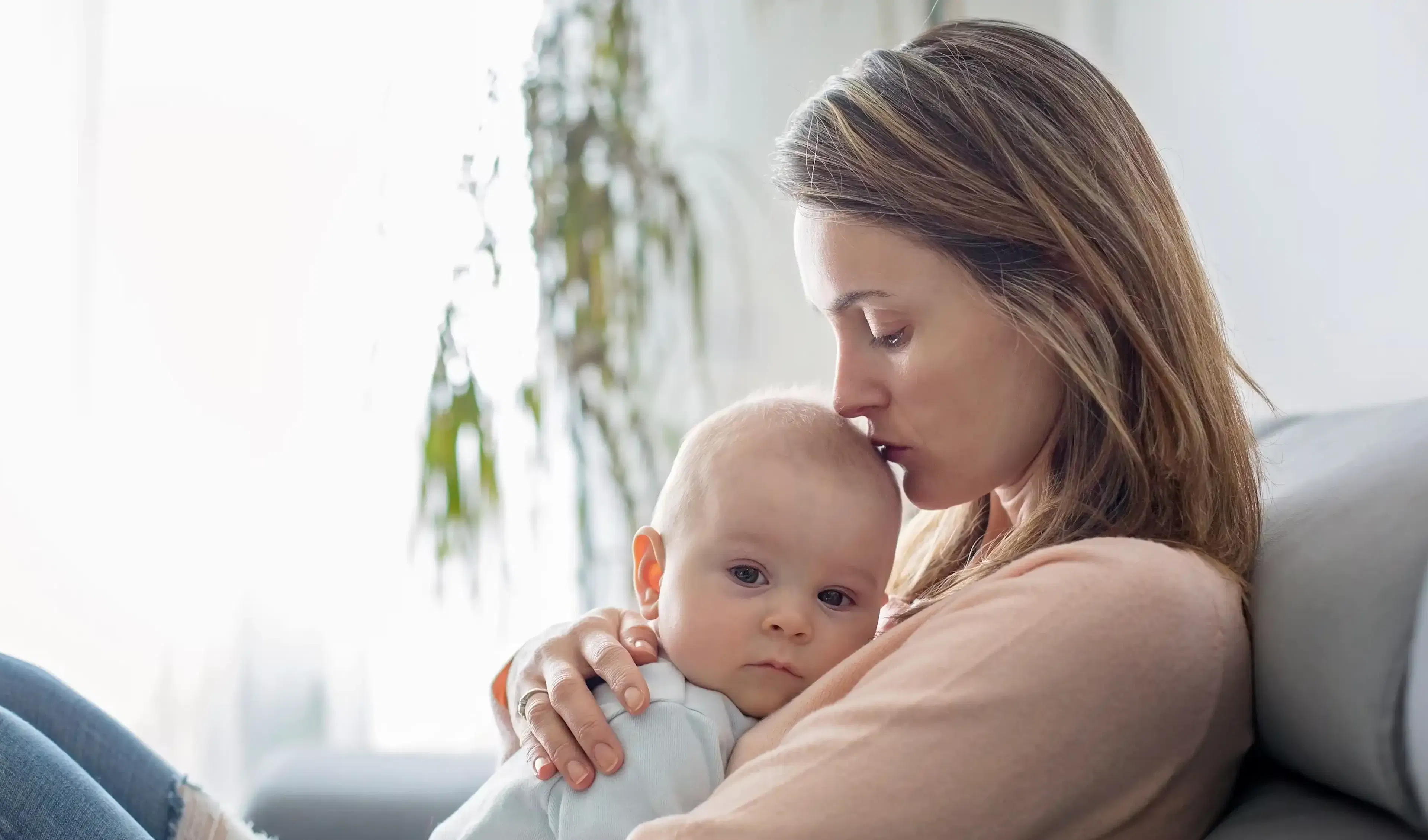 Baby op de schoot van zijn mama