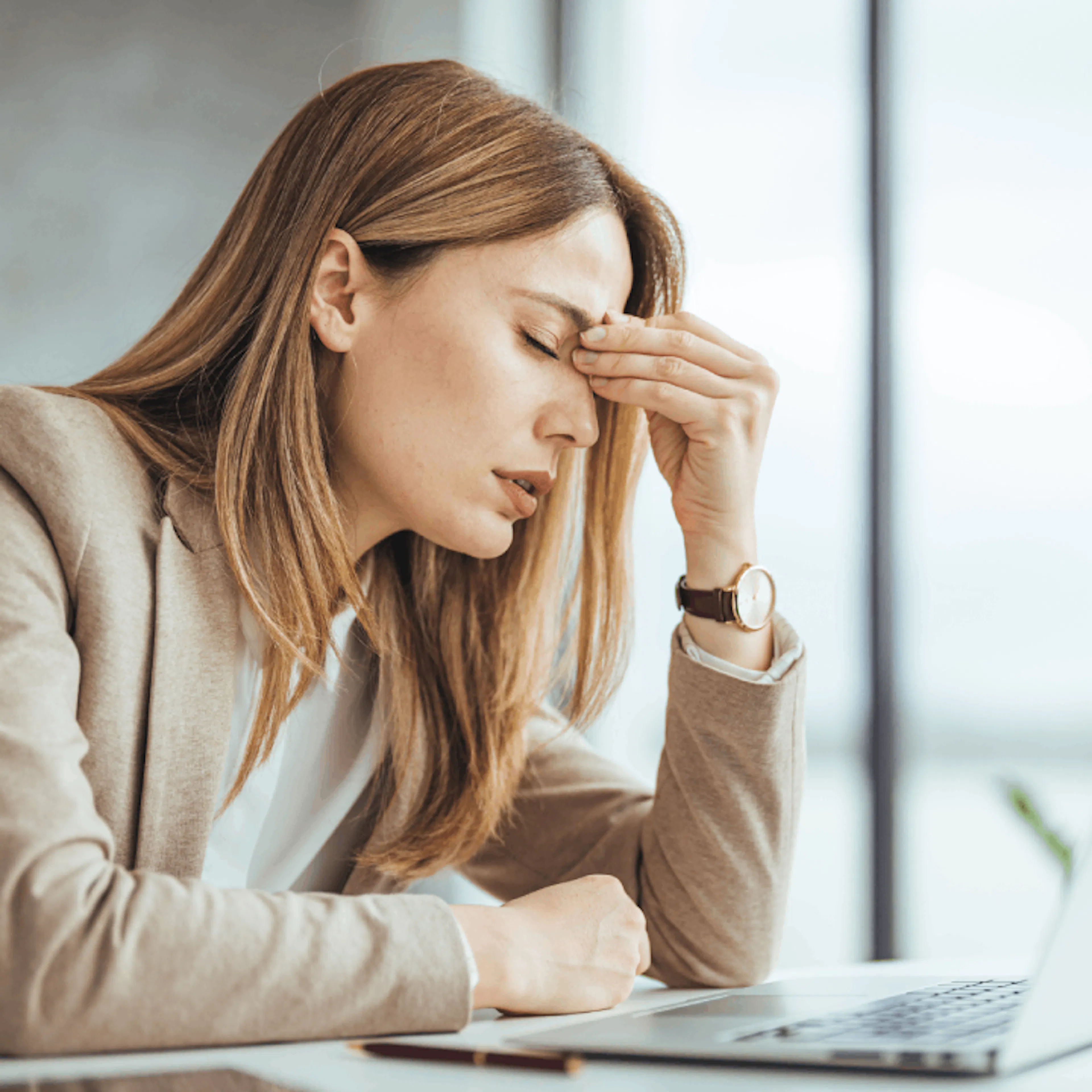 Vrouw die last krijgt van vermoeide ogen achter een beeldscherm