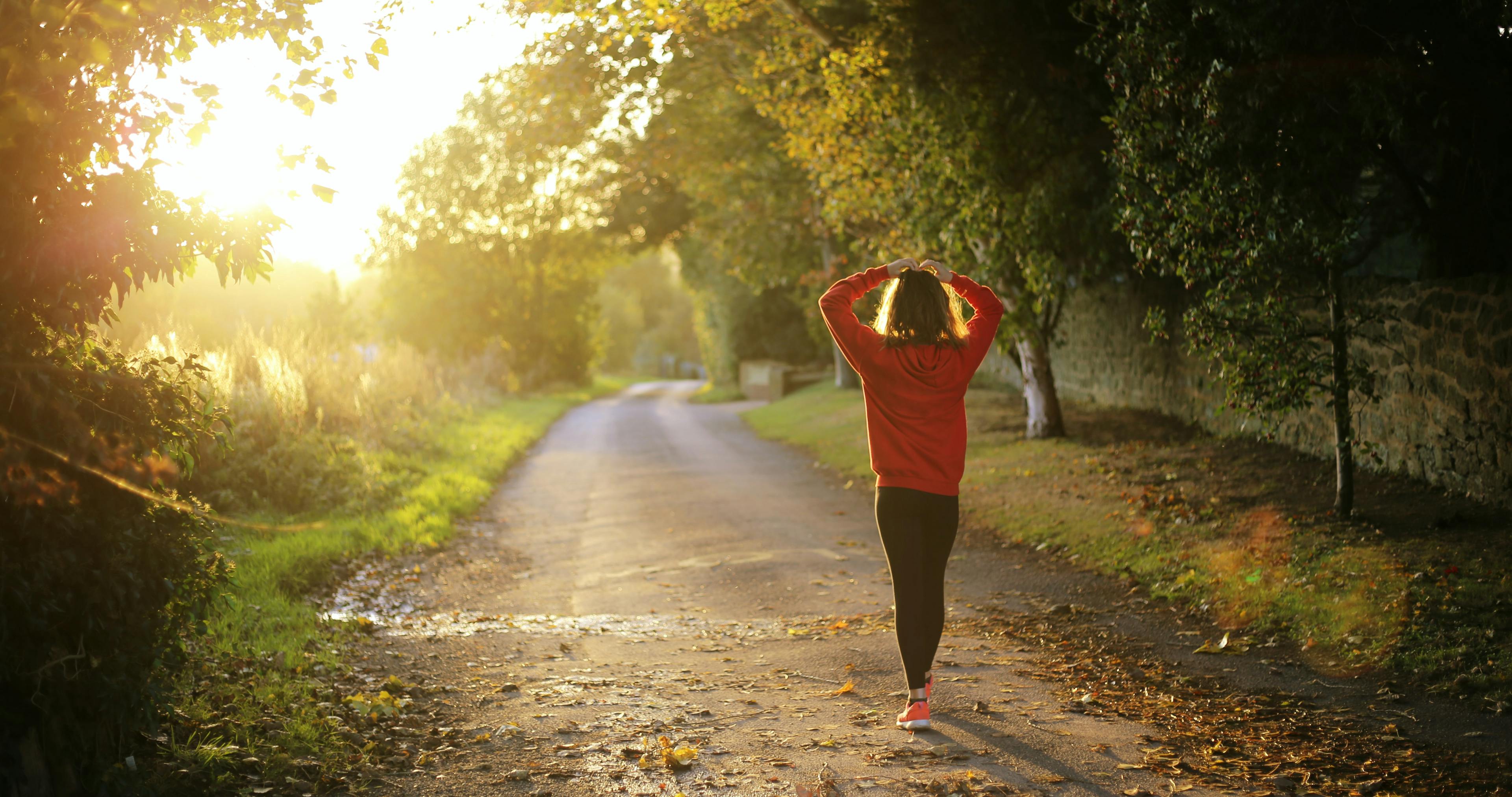 Mujer corriendo parque otoño