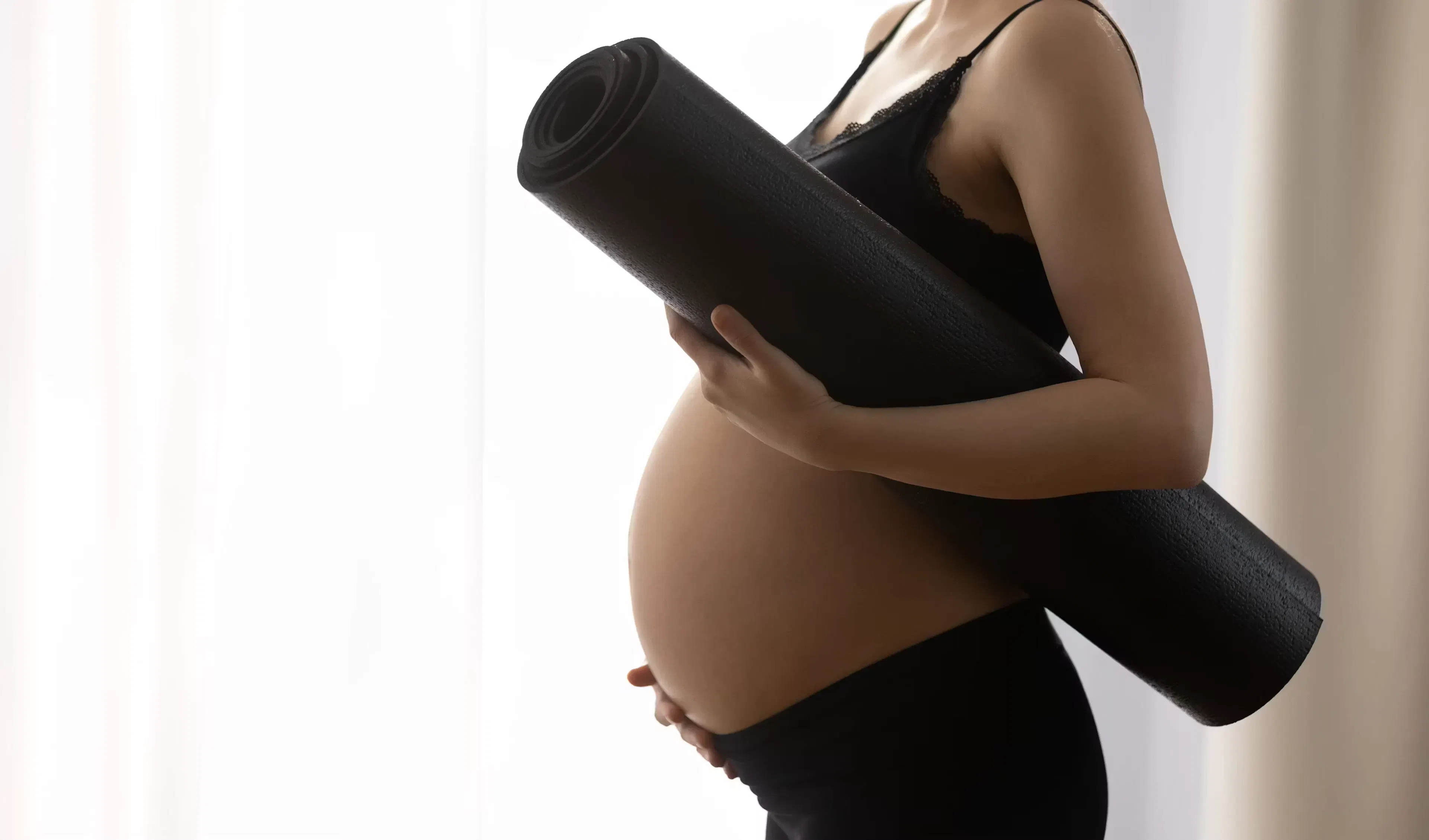 Femme enceinte jambes lourdes avec tapis de yoga