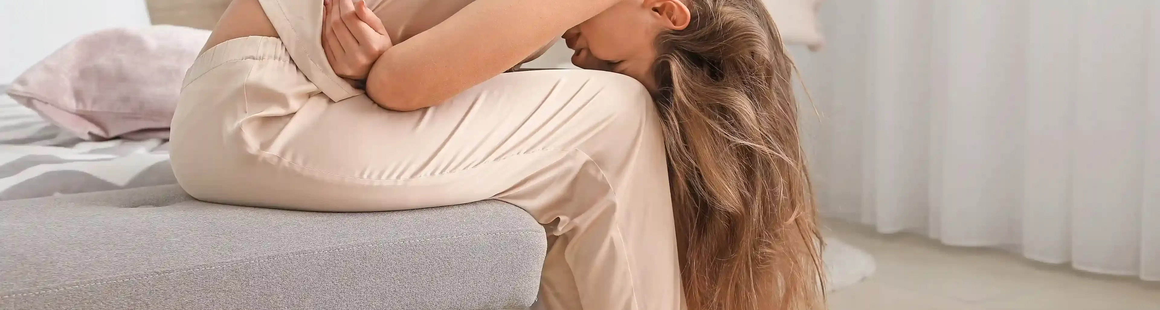 Voorovergebogen vrouw met pijn door endometriose