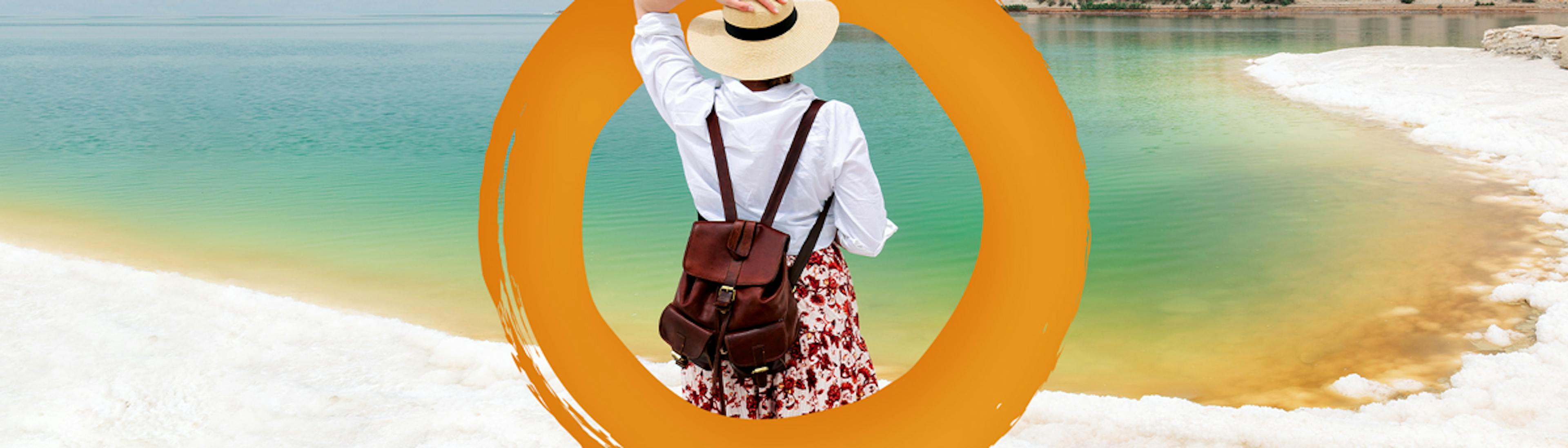 Imagen de mujer en la playa con sombrero