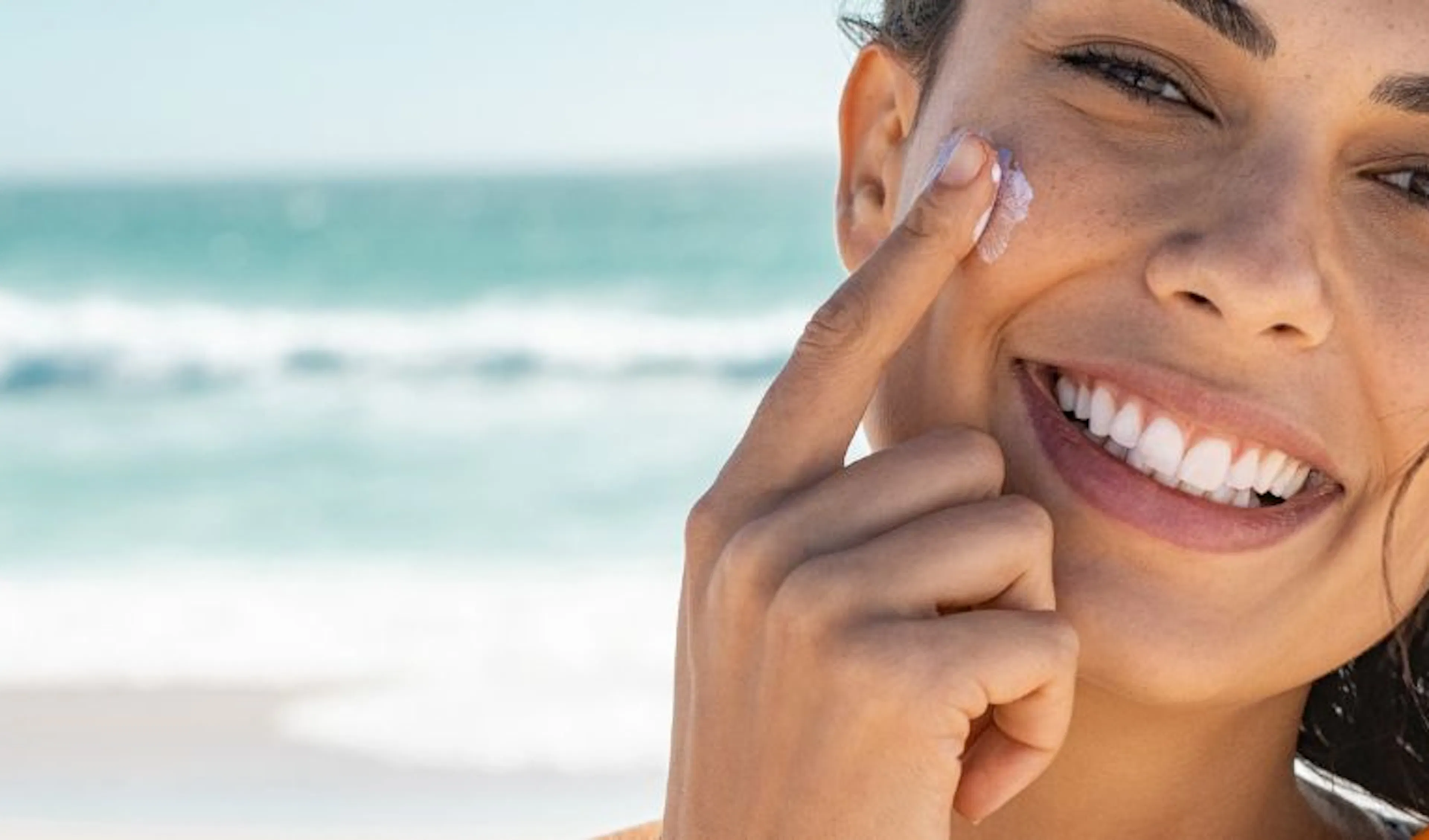 Femme appliquant des produits solaires pour préparer sa peau au soleil