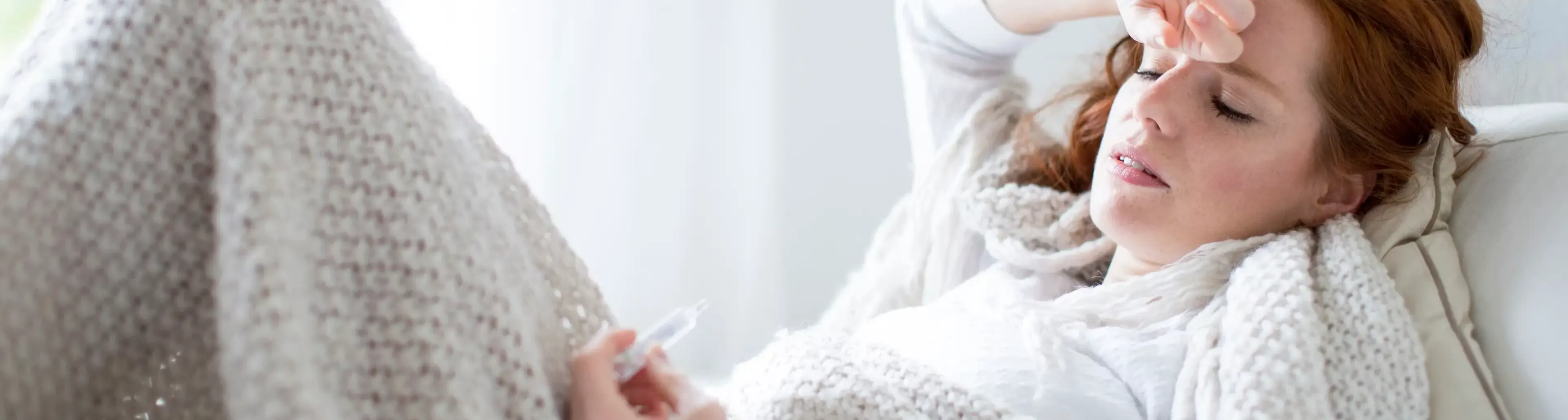 Vrouw die met koorts ligt
