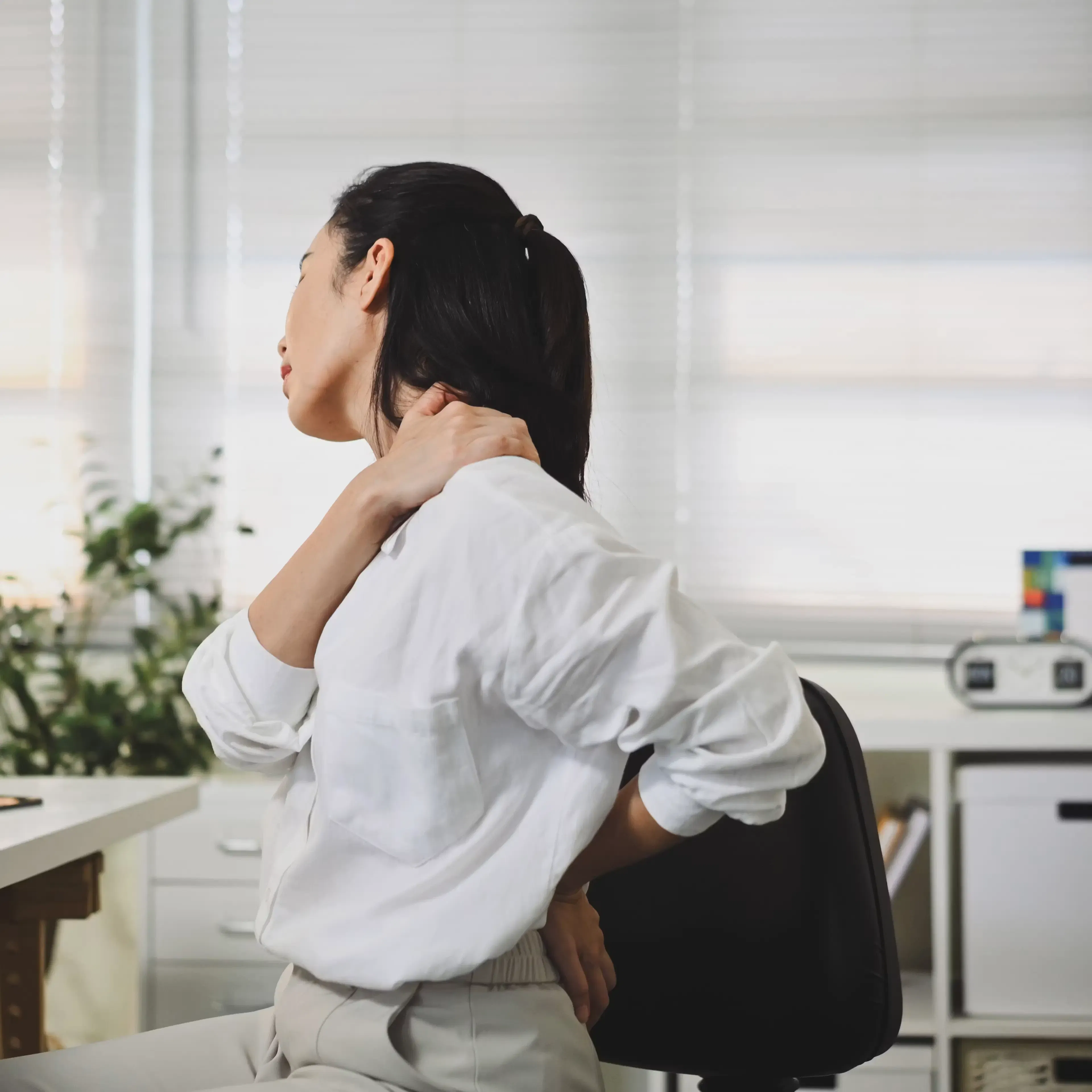 Vrouw met spierpijn op het werk