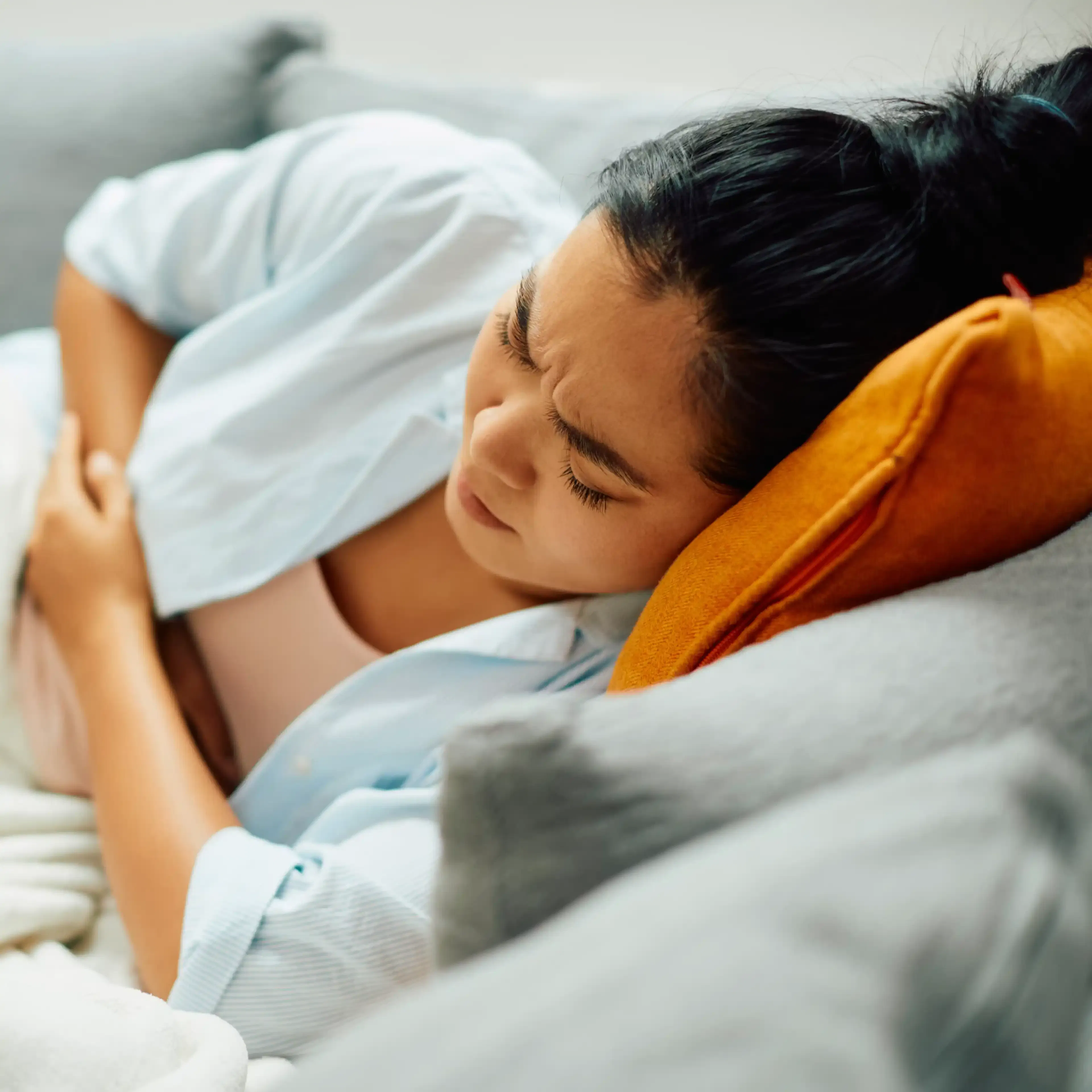 Femme avec douleurs abdominales dûes à l'endométriose