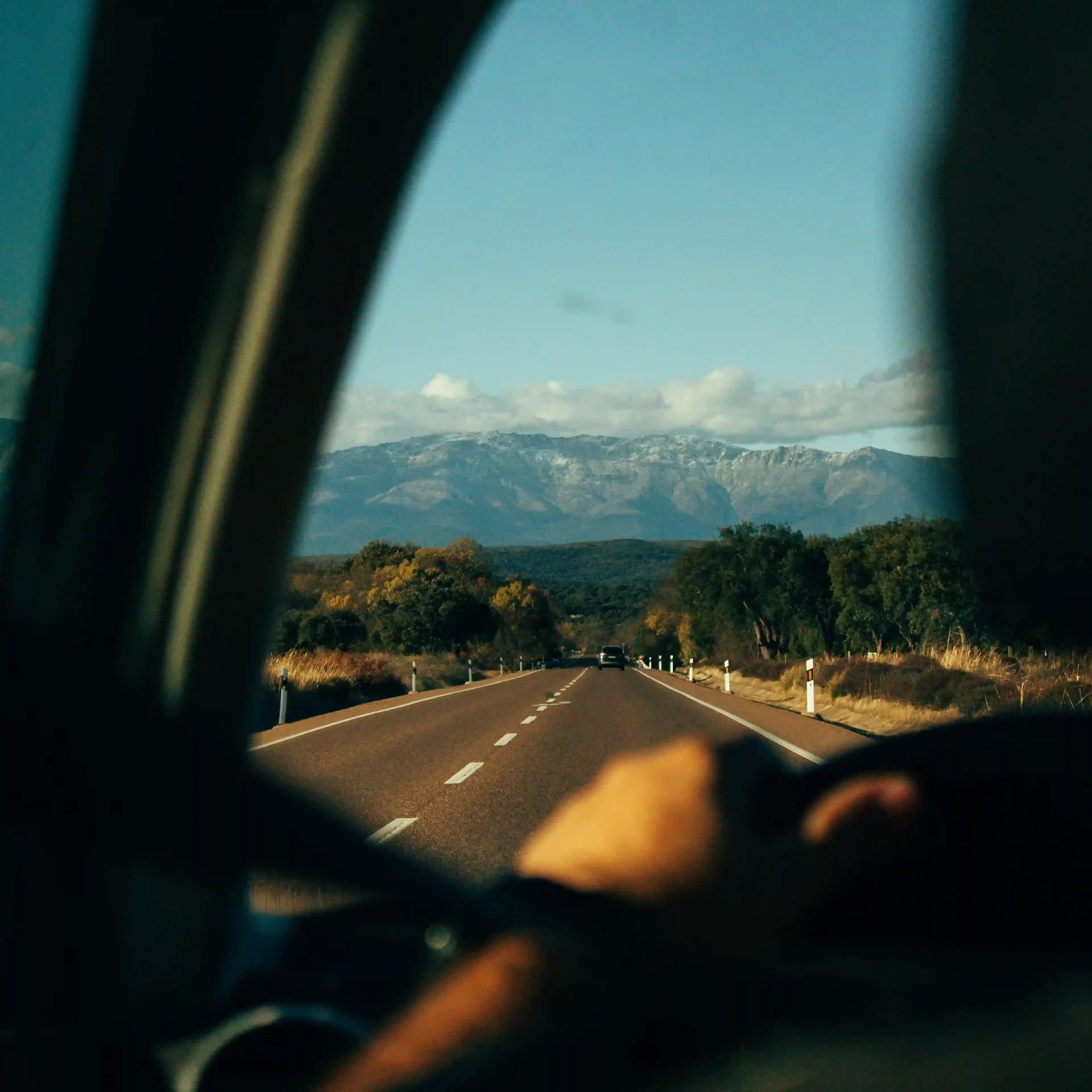 Paysage depuis une voiture avec quelqu'un qui conduit