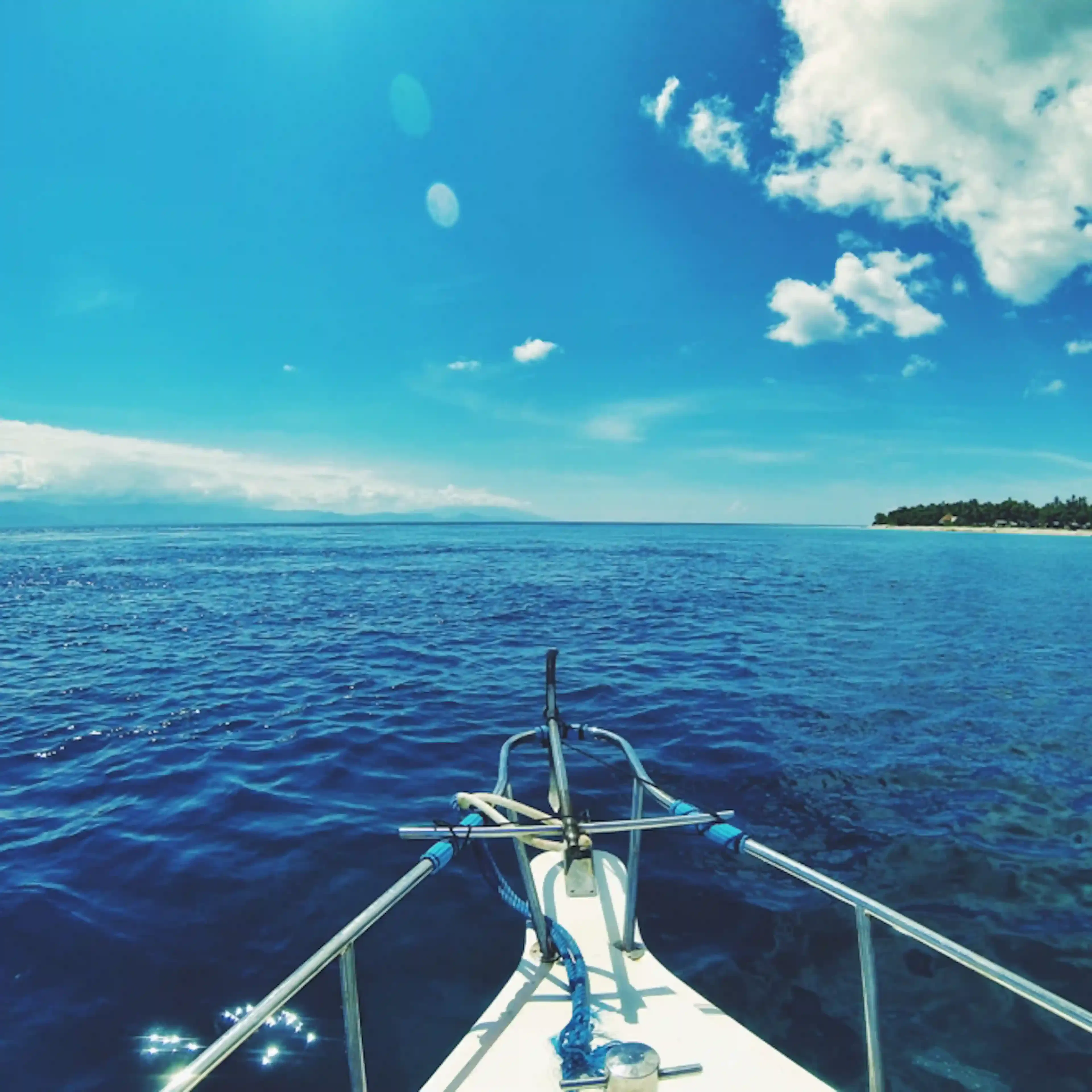 Vue de l'avant d'un bateau la mer à l'horizon