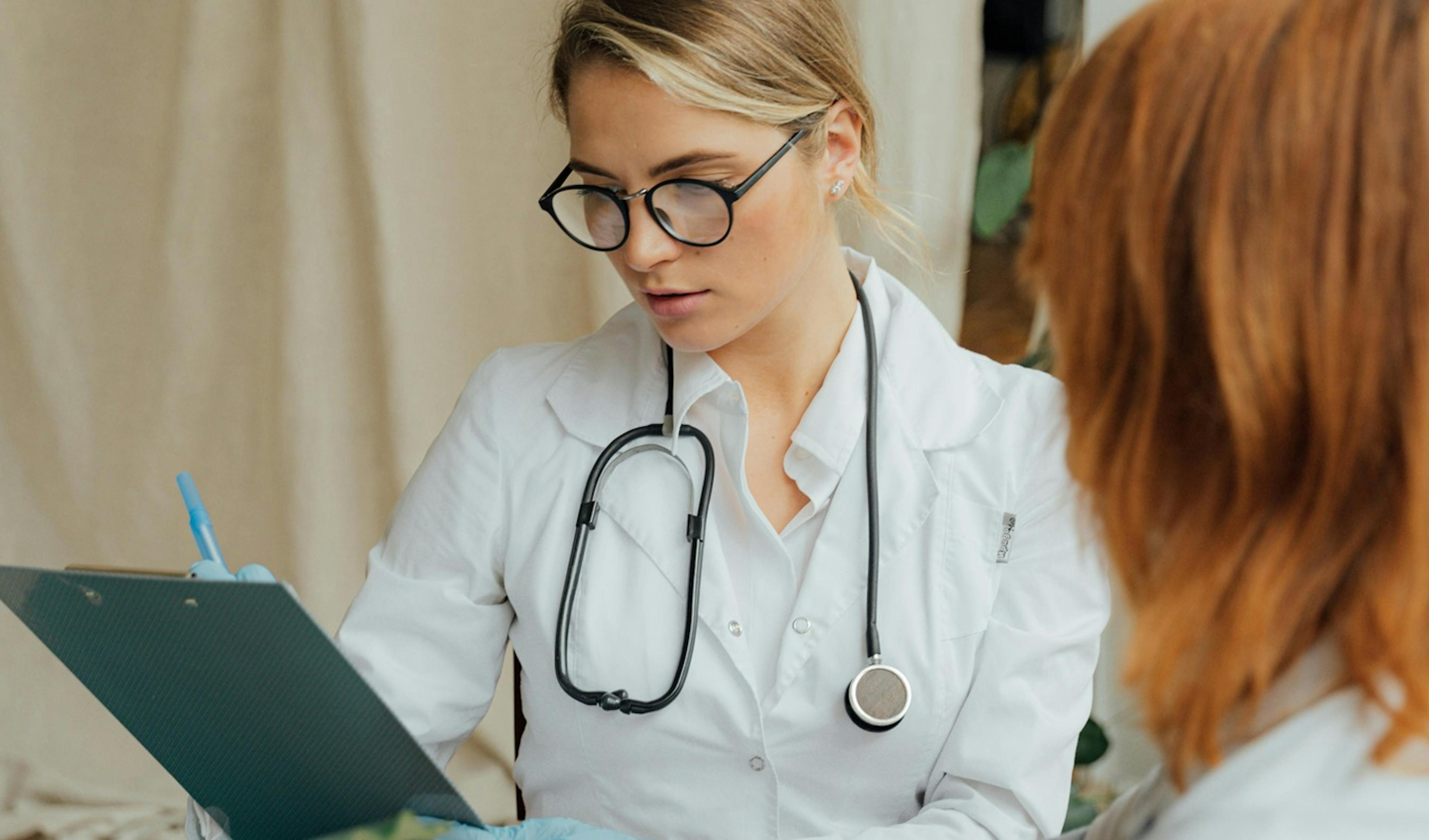 lékařka, pacientka, dokumentace, měření tlaku, fonendoskop