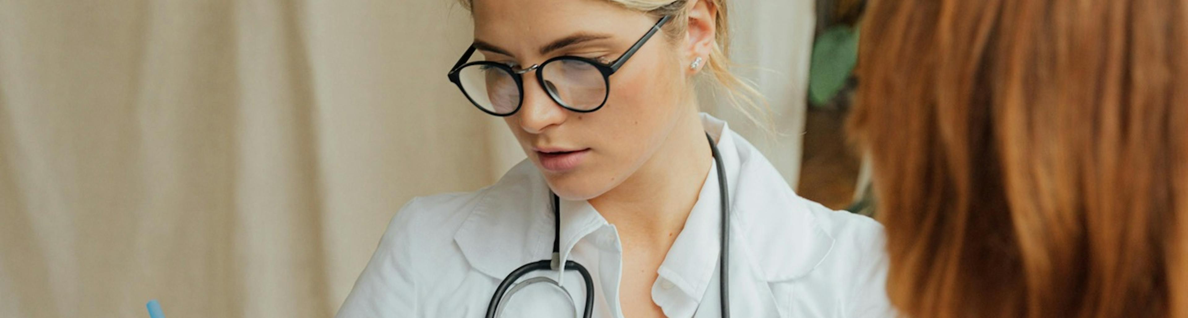 lékařka, pacientka, dokumentace, měření tlaku, fonendoskop