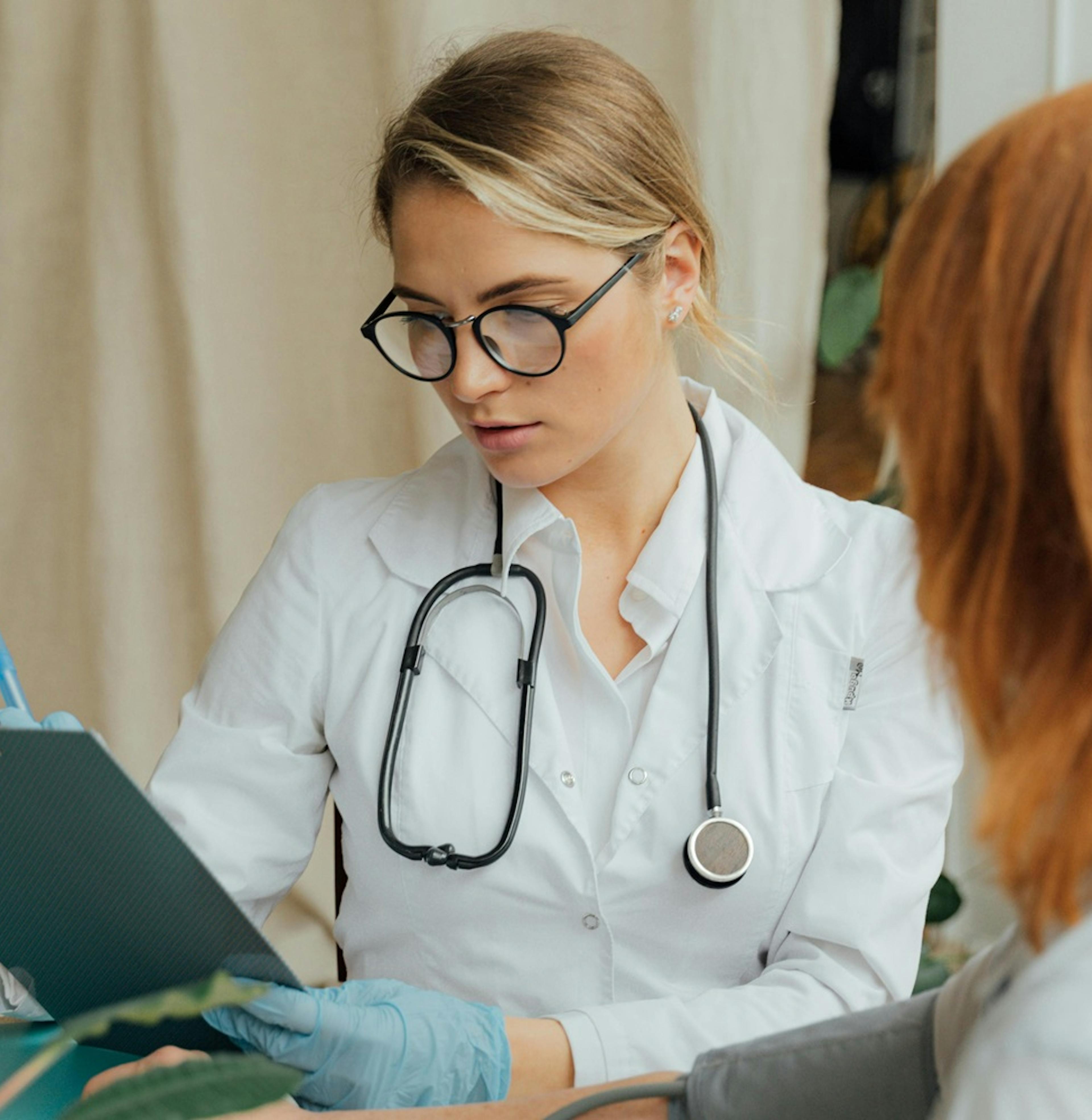 lékařka, pacientka, dokumentace, měření tlaku, fonendoskop