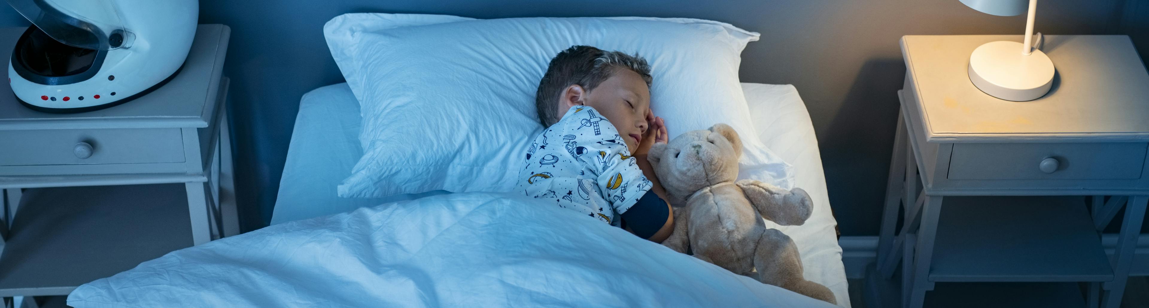 Bambino che dorme e aspetta il topolino dei denti