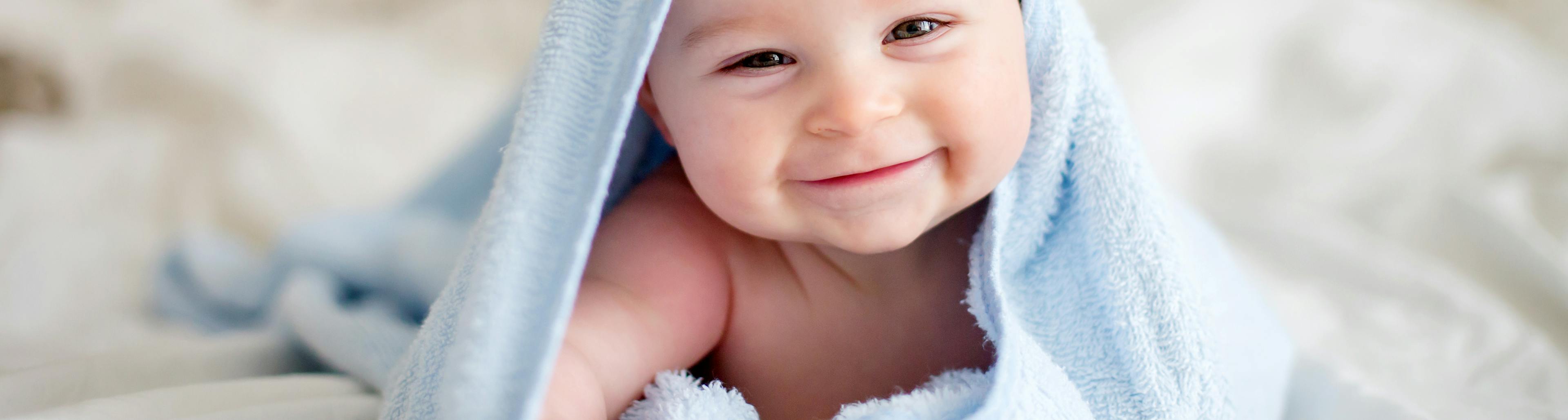 Bimbo a cui spuntano i denti da latte