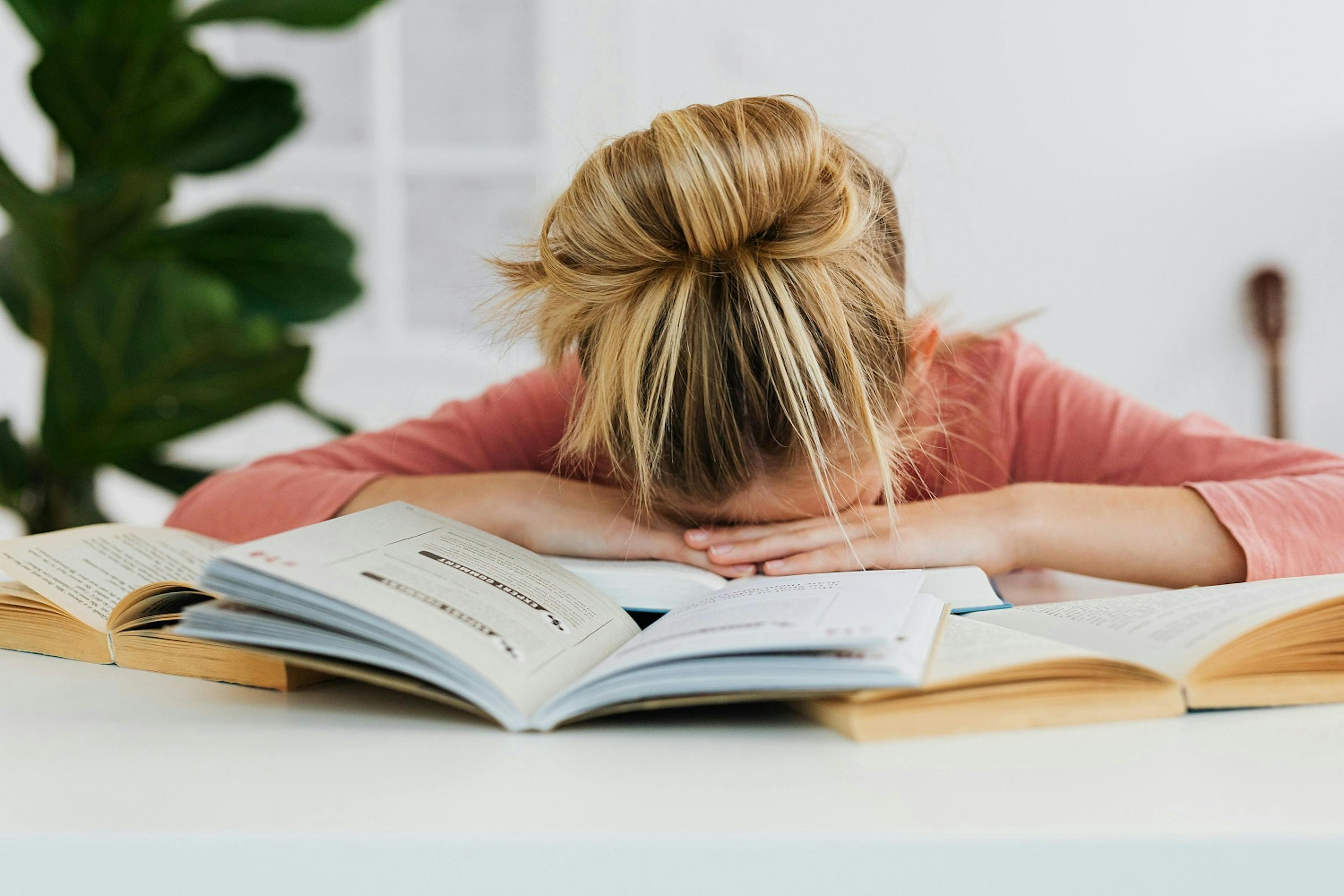 dívka, studentka, nedostatek spánku, únava nad knihou