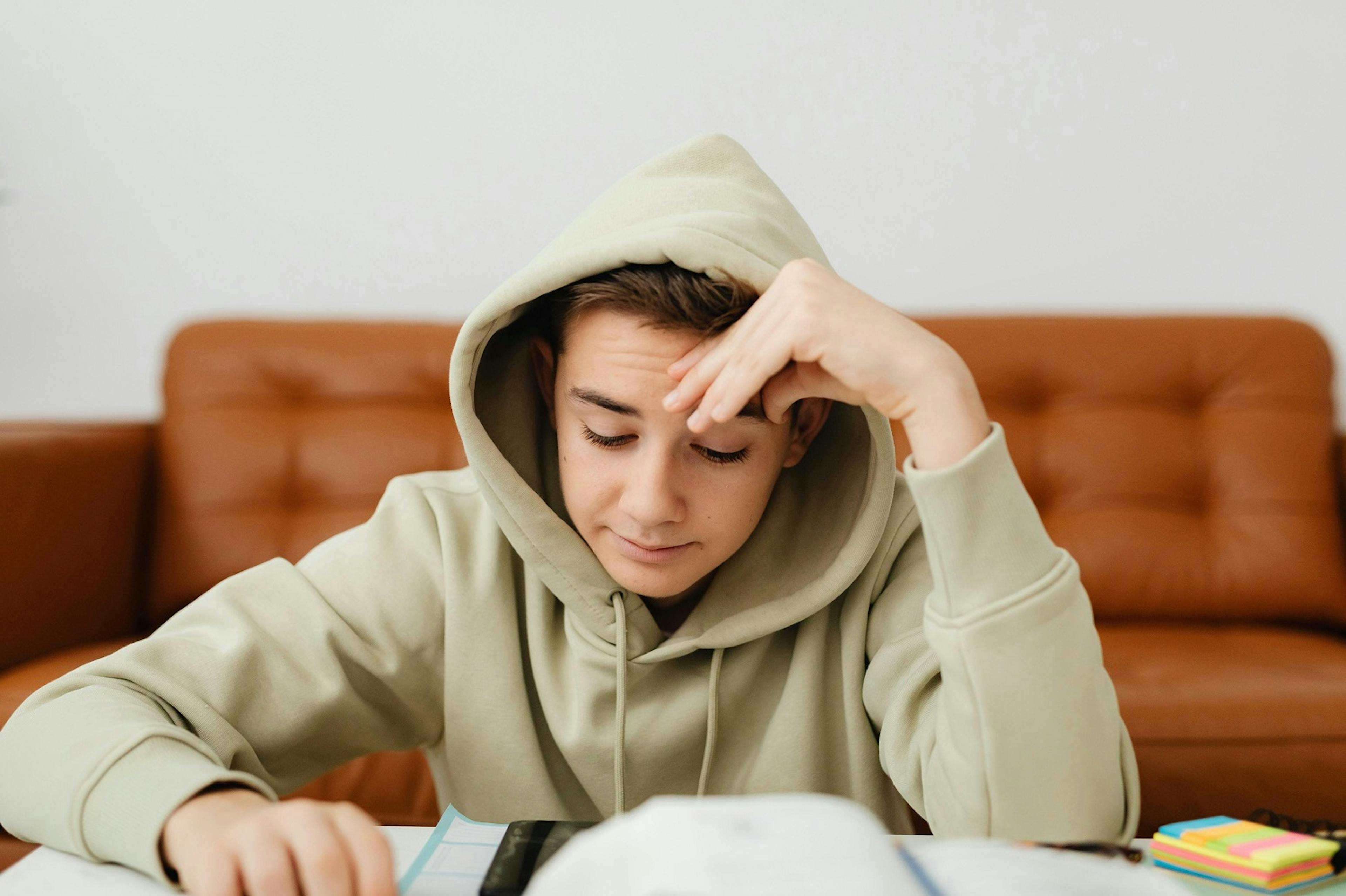 chlapec, teenager, únava, soustředění, studium