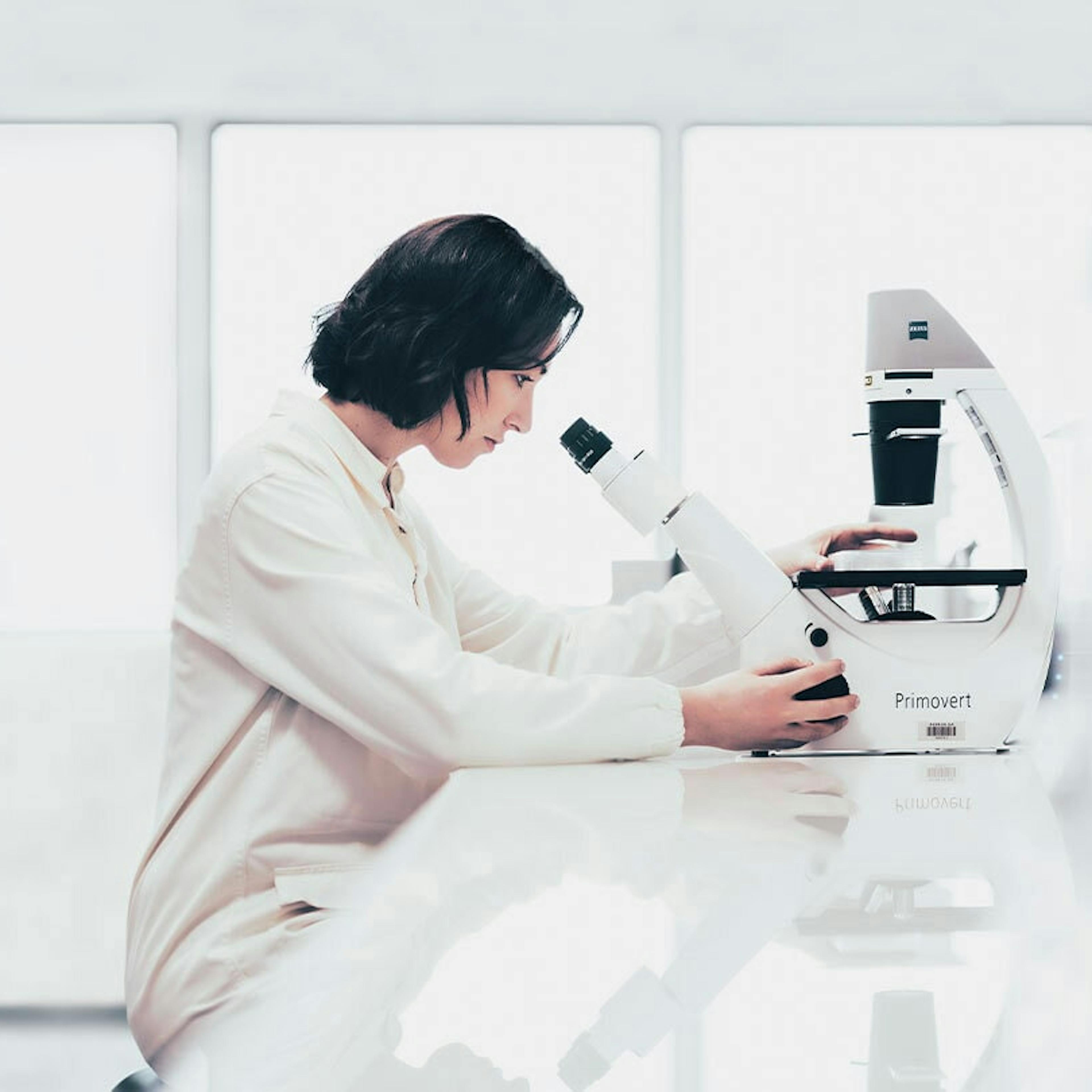 scientifique qui analyse du cbd 