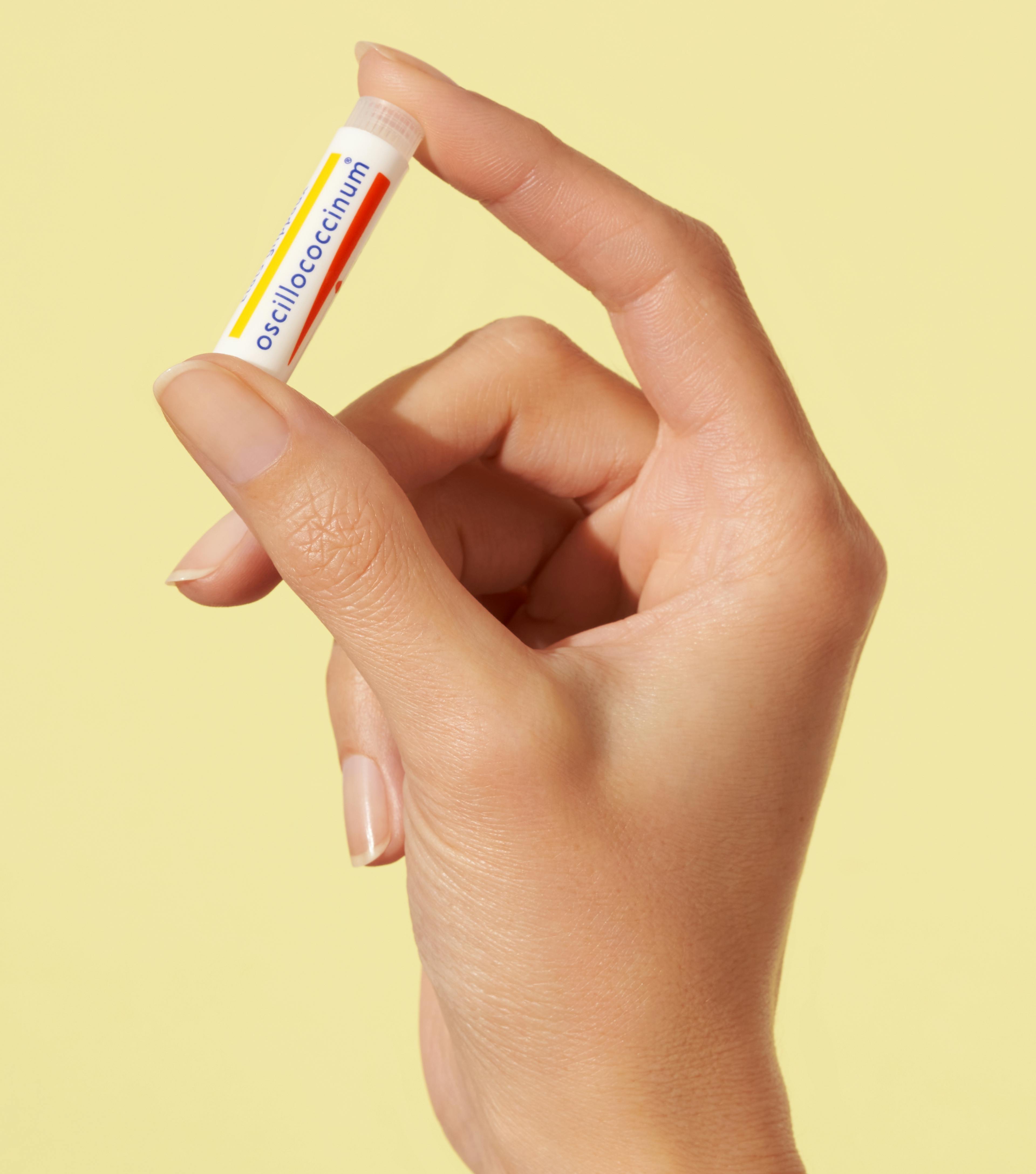 main avec une dose oscillococcinum 