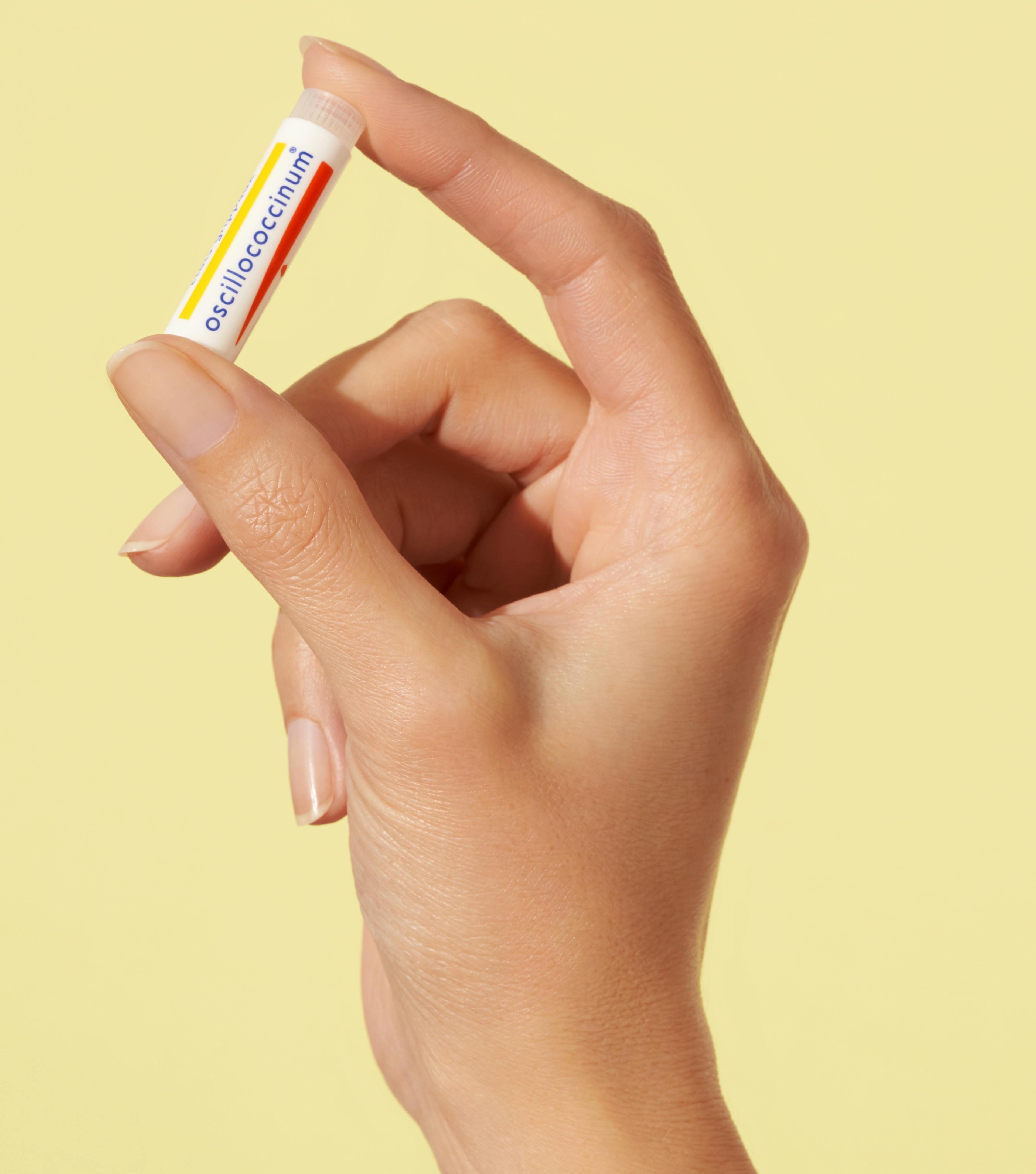 main avec une dose d'oscillococcinum